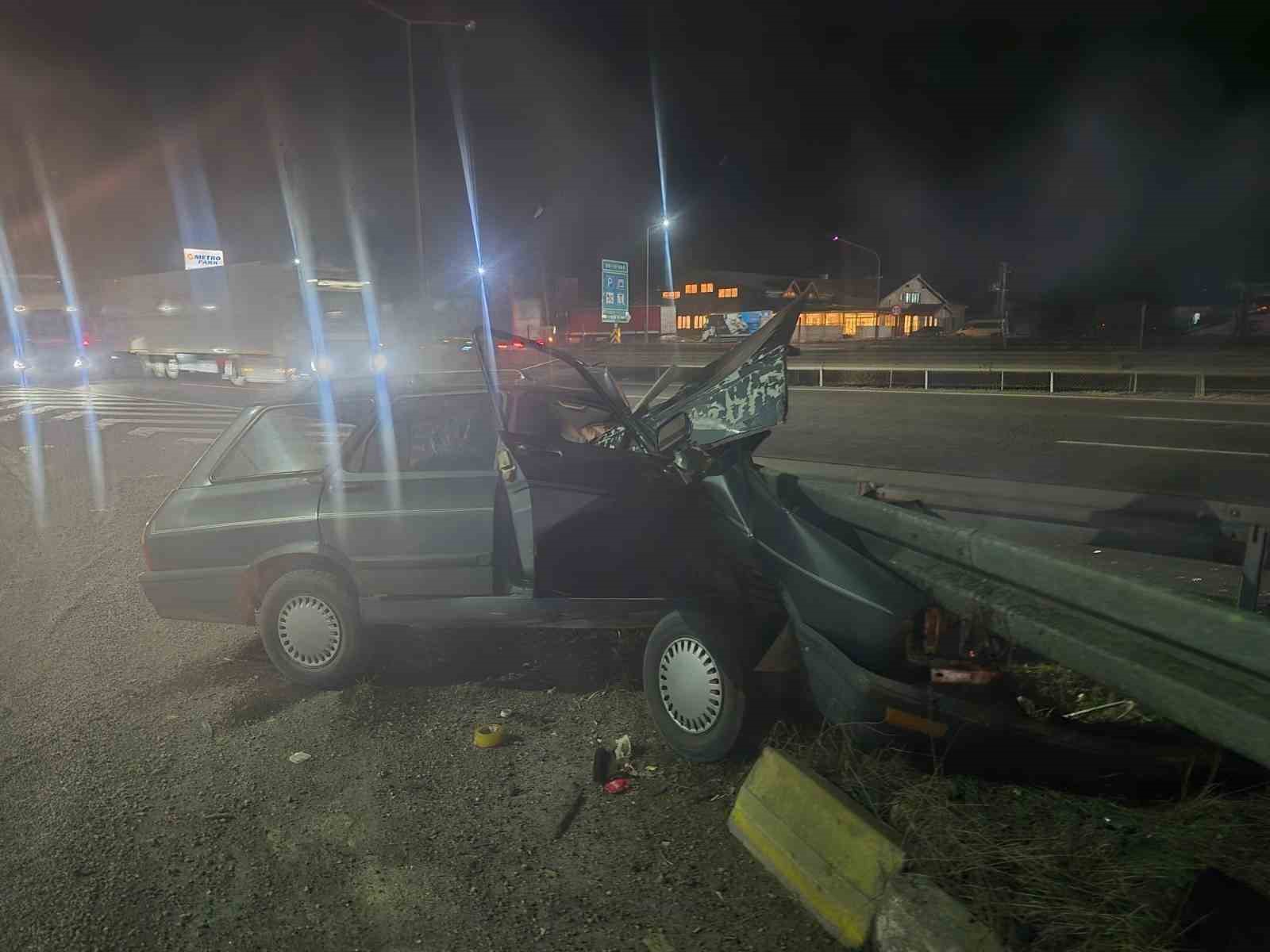 TEM’de bariyere çarpan otomobil parçalandı: 2 ağır yaralı
