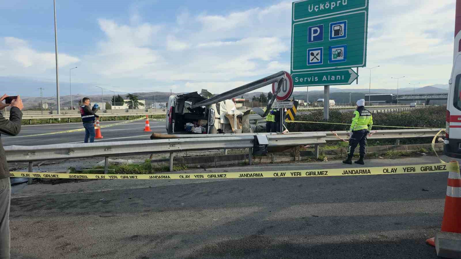 TEM’de hafif ticari araç bariyerlere saplandı, 2 kişi hayatını kaybetti
