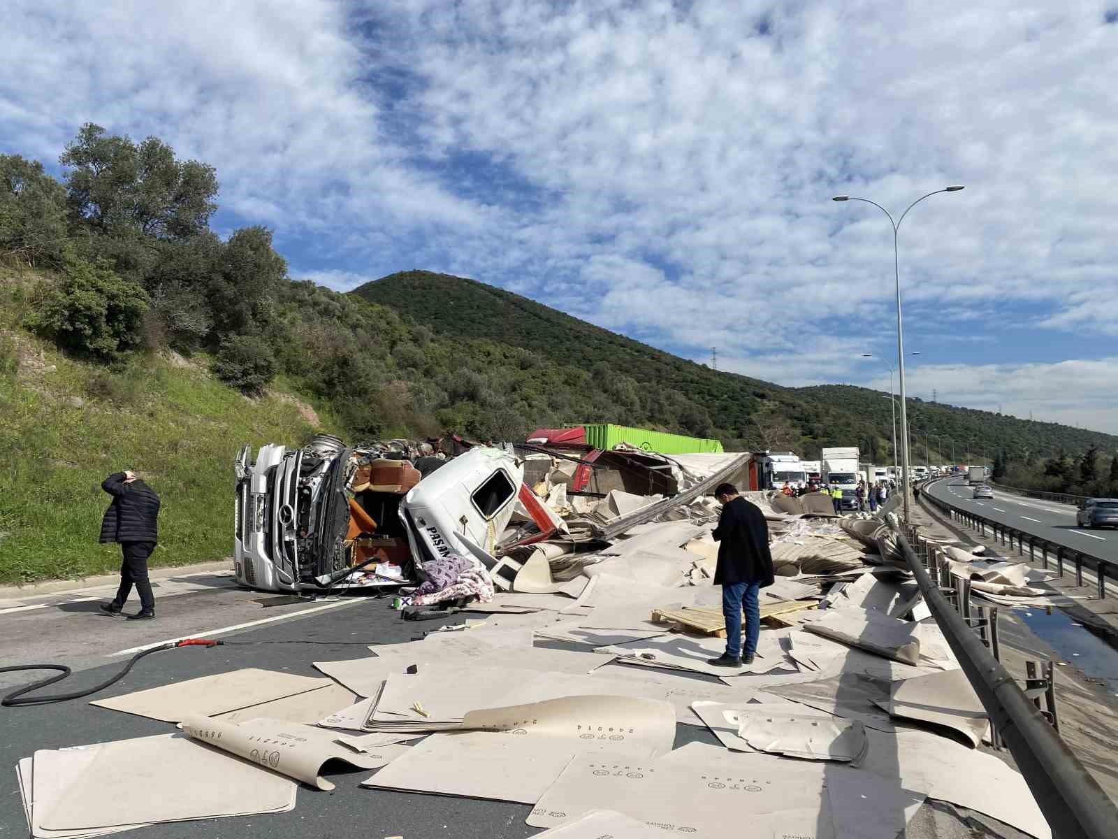 TEM’de iki tır kazaya karıştı, trafik felç oldu

