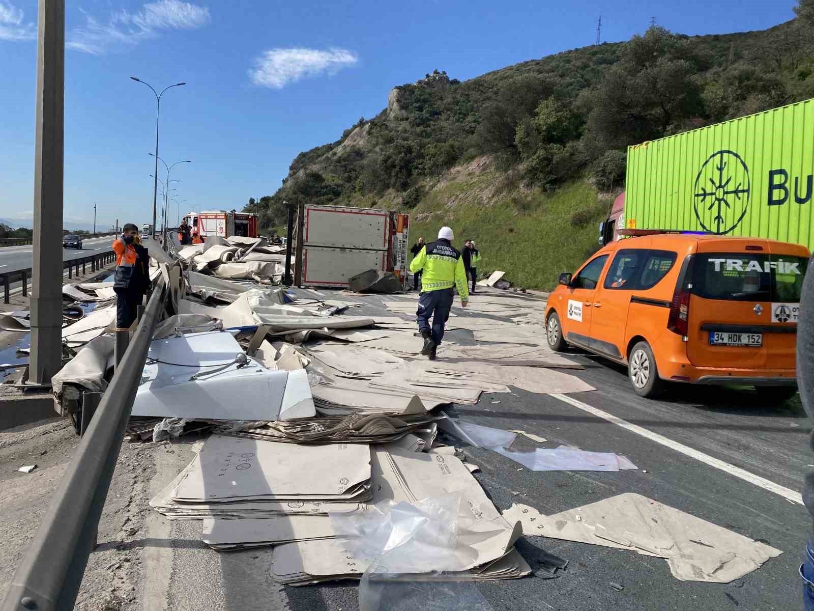 TEM’de iki tır kazaya karıştı, trafik felç oldu
