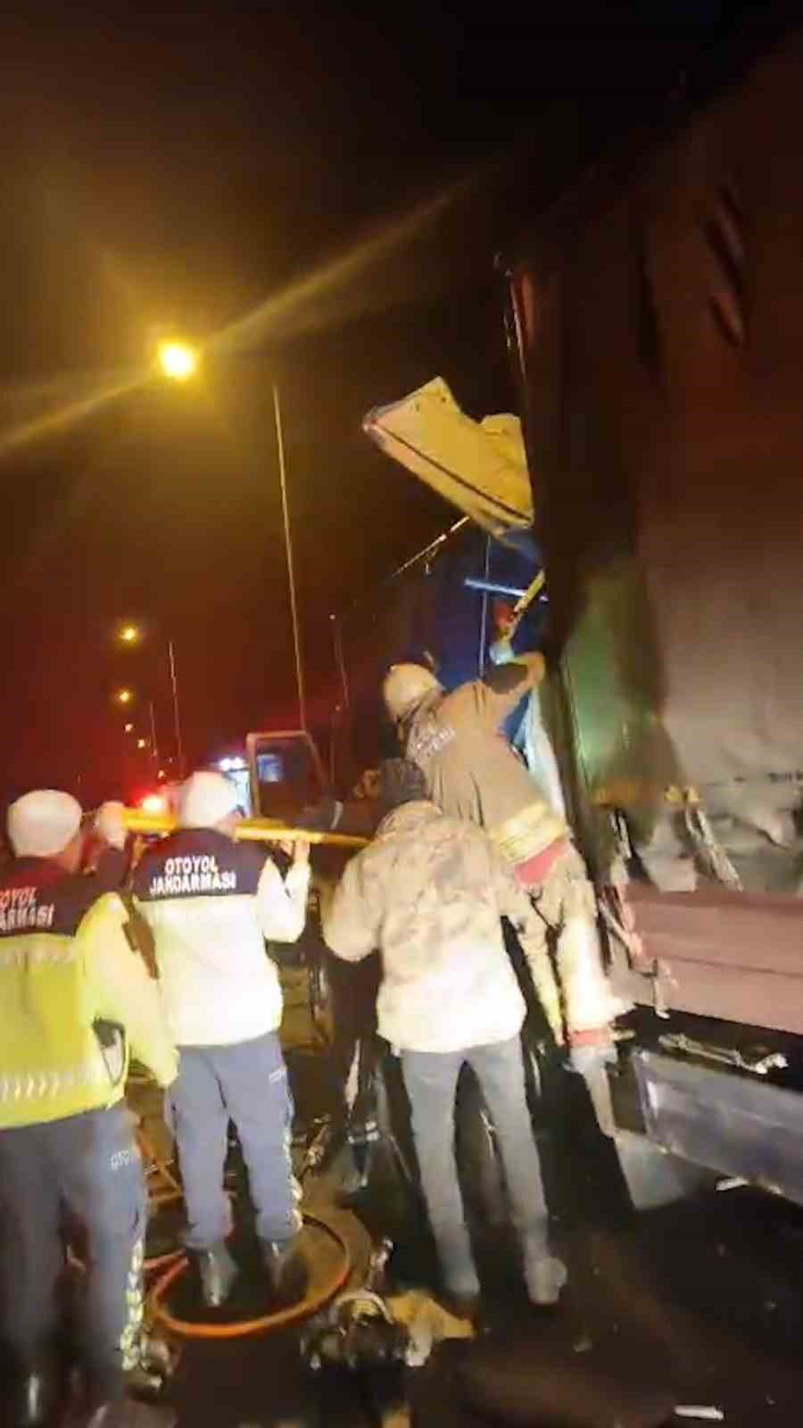 TEM’de kamyonlar çarpıştı: 1 ölü, 1 yaralı
