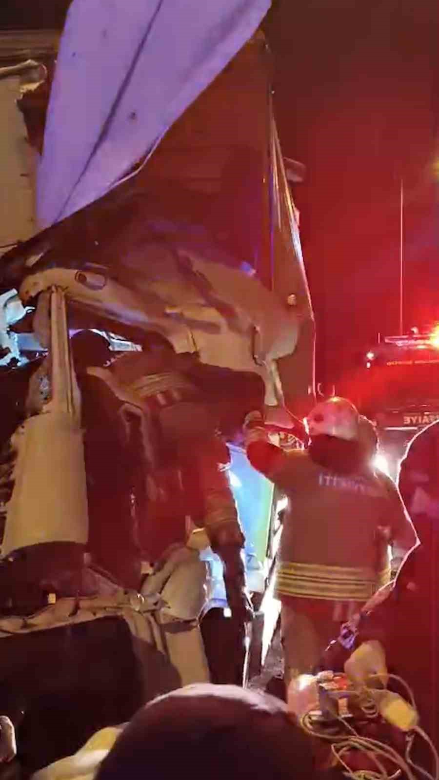 TEM’de kamyonlar çarpıştı: 1 ölü, 1 yaralı
