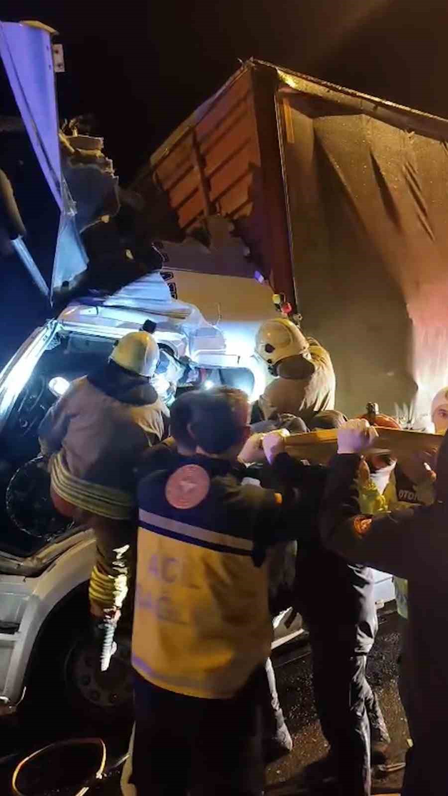 TEM’de kamyonlar çarpıştı: 1 ölü, 1 yaralı
