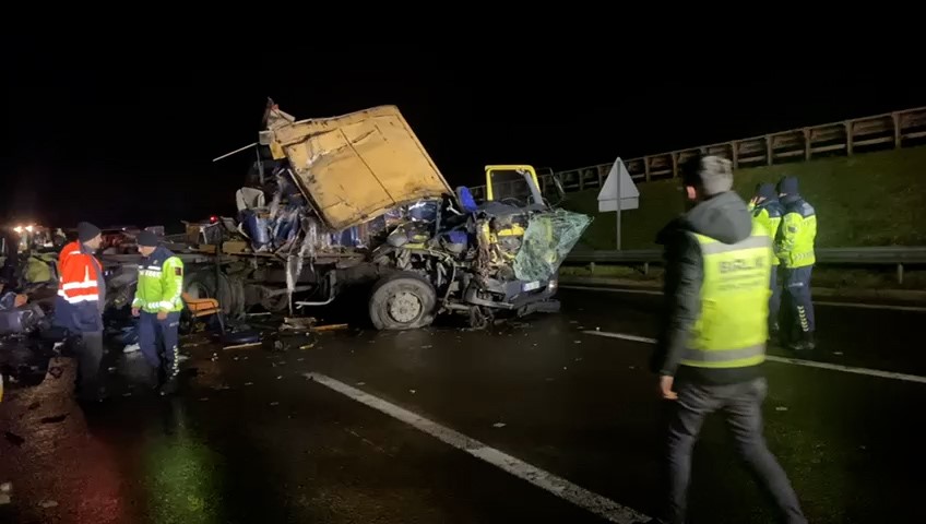 TEM’de mobilya yüklü kamyon ile tır çarpıştı: 1 yaralı
