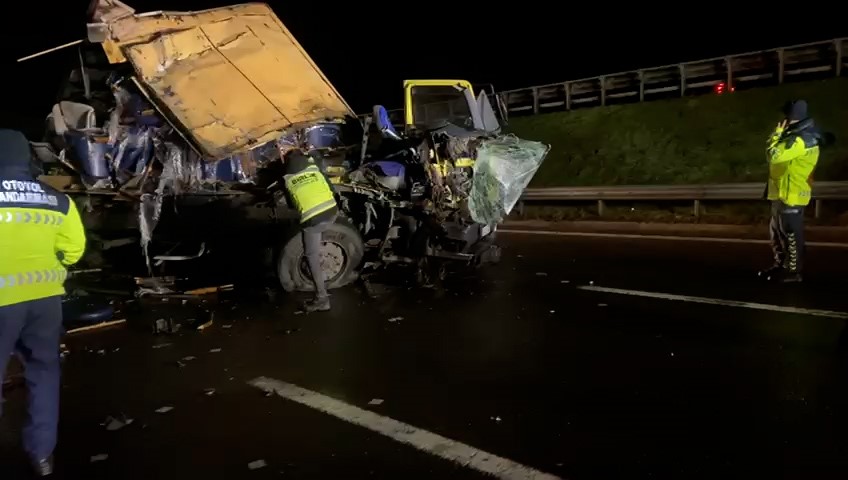 TEM’de mobilya yüklü kamyon ile tır çarpıştı: 1 yaralı
