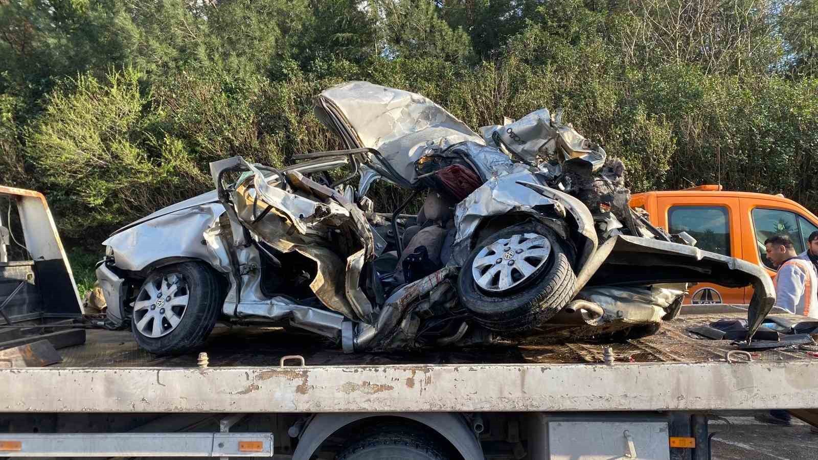 TEM’de otomobil devrilen tır dorsesinin altında kaldı: Karı-koca hayatını kaybetti
