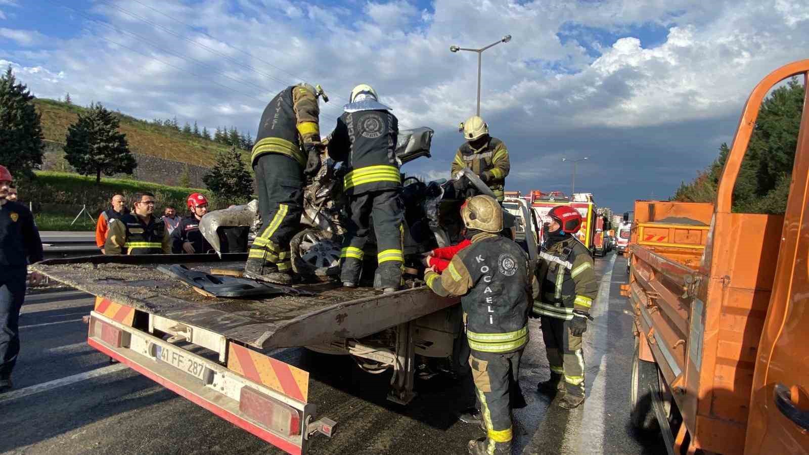 TEM’de otomobil devrilen tır dorsesinin altında kaldı: Karı-koca hayatını kaybetti
