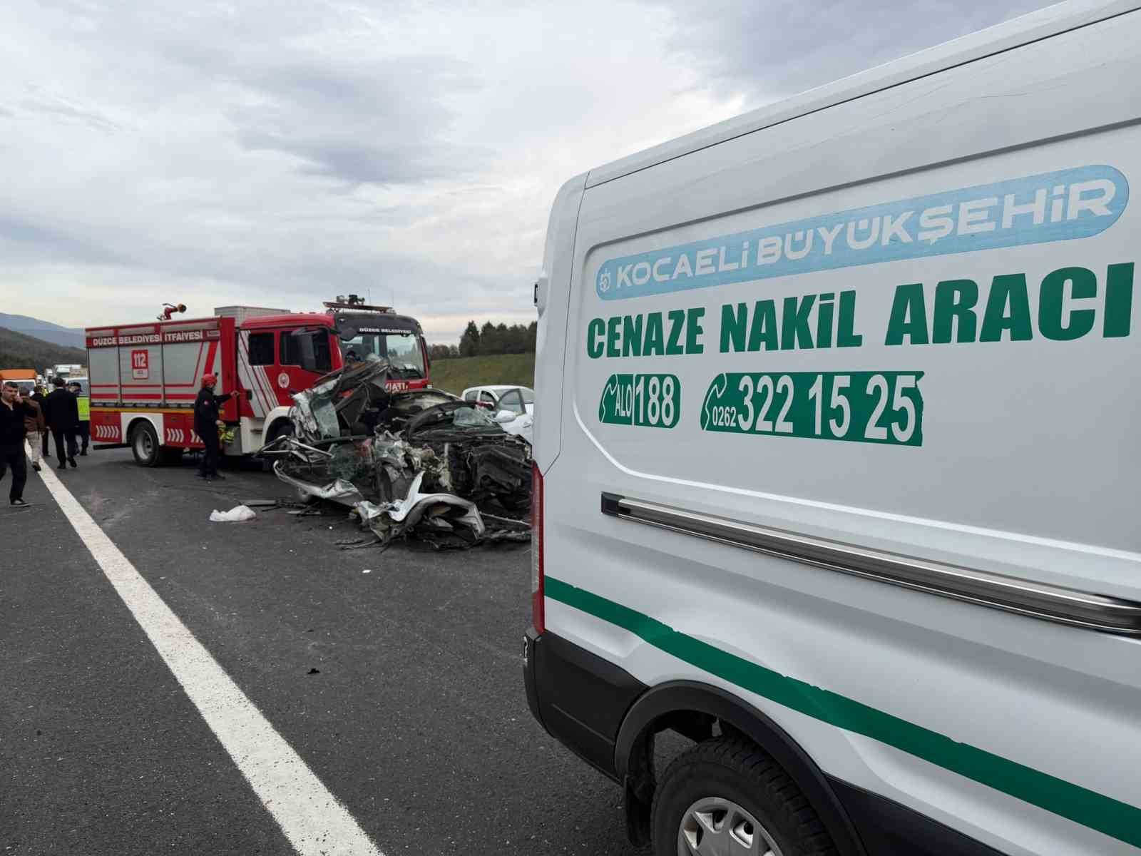 TEM’de otomobil tıra çarptı: 1 ölü, 1 yaralı
