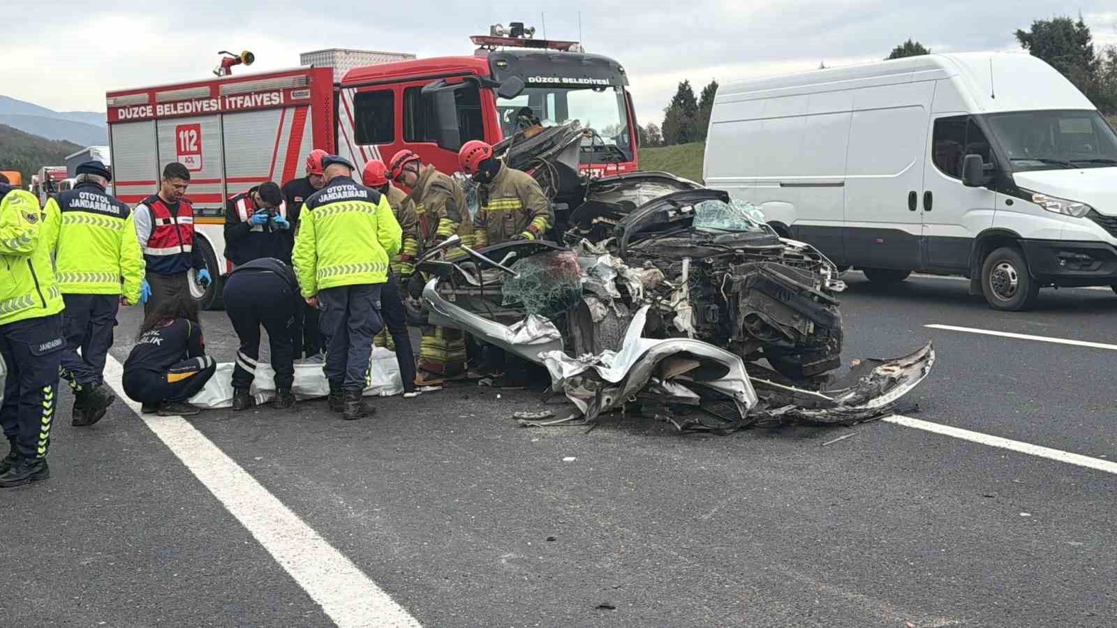 TEM’de otomobil tıra çarptı: 1 ölü, 1 yaralı
