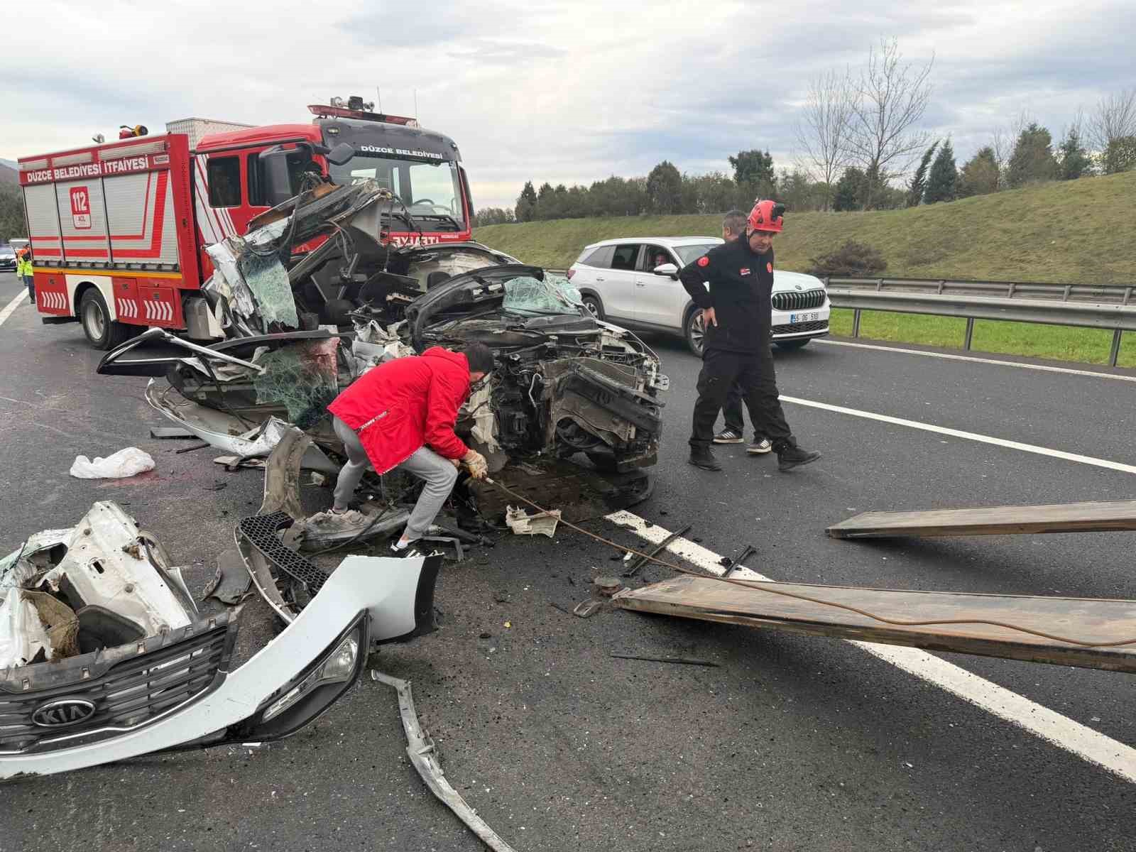 TEM’de otomobil tıra çarptı: 1 ölü, 1 yaralı
