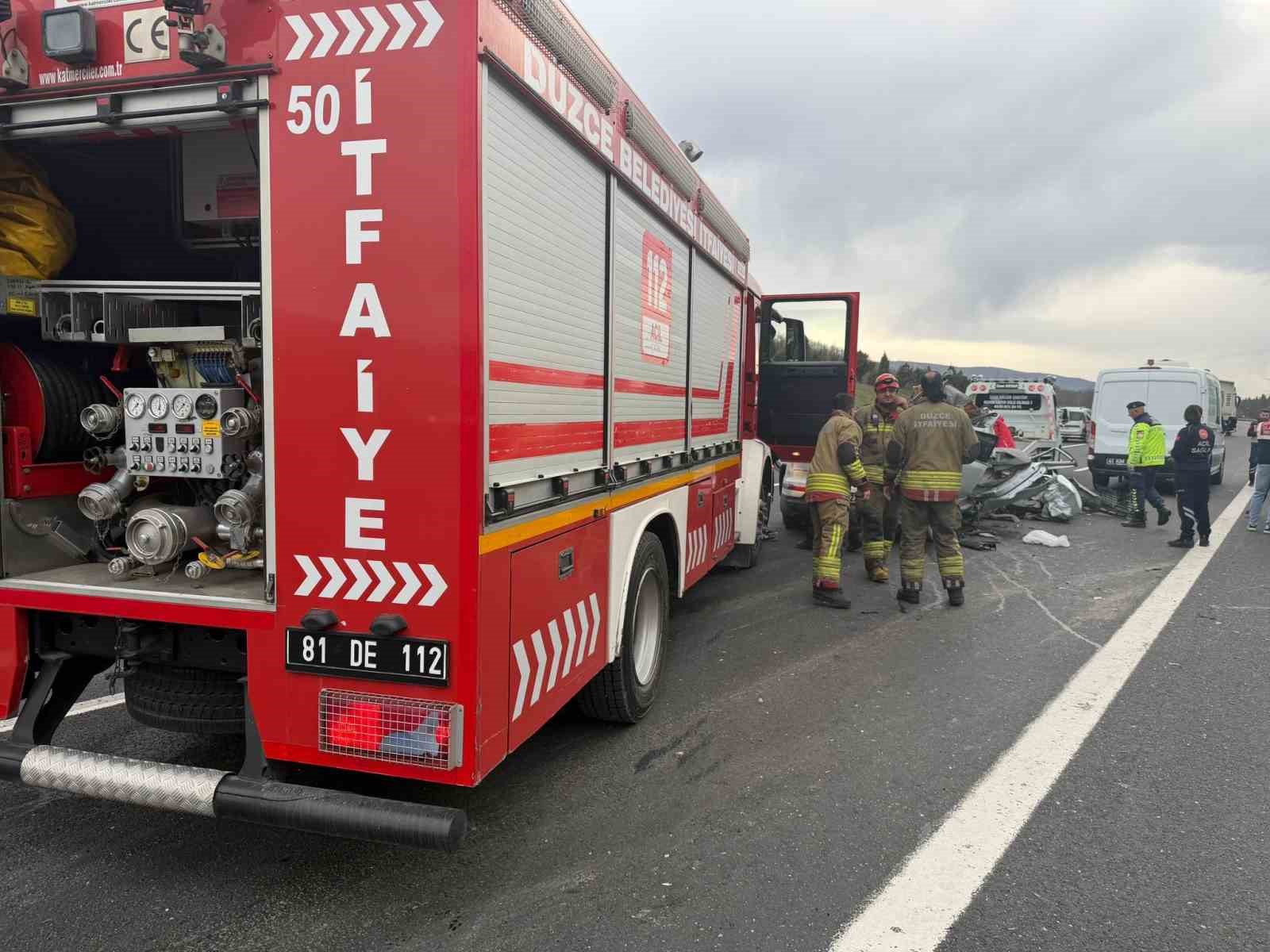TEM’de otomobil tıra çarptı: 1 ölü, 1 yaralı
