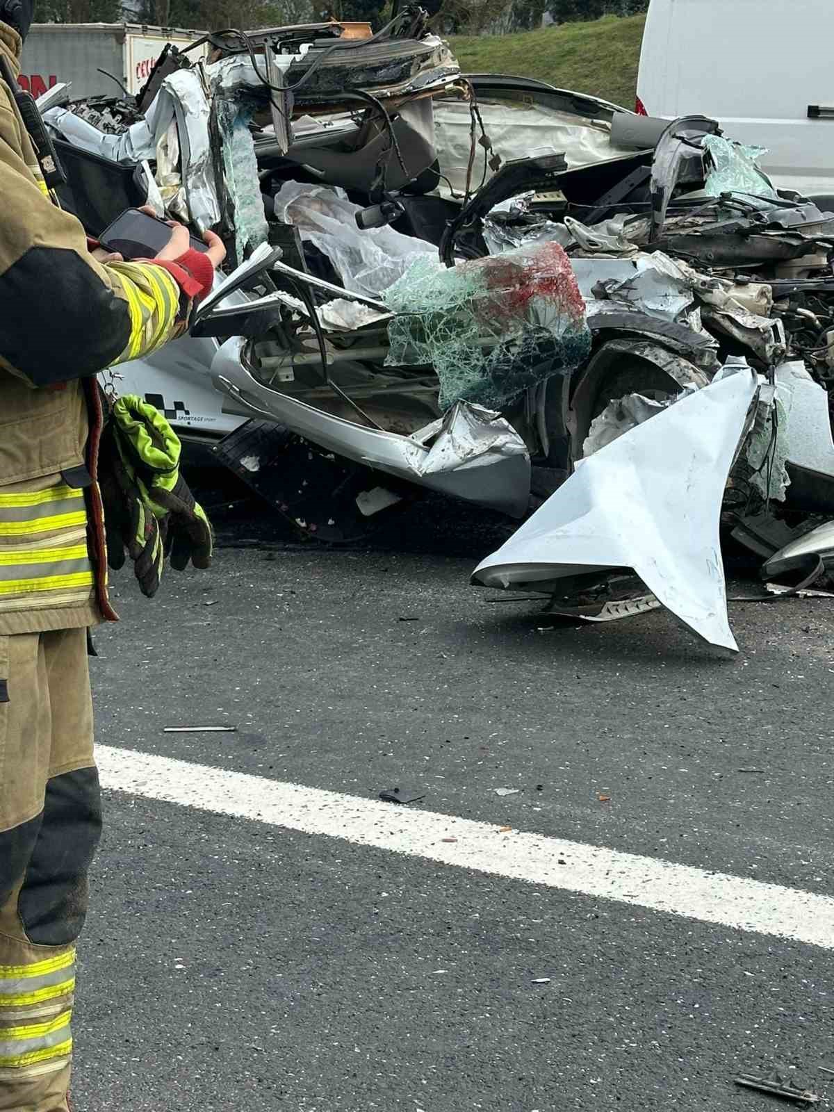 TEM’de otomobil tıra çarptı: 1 ölü, 1 yaralı
