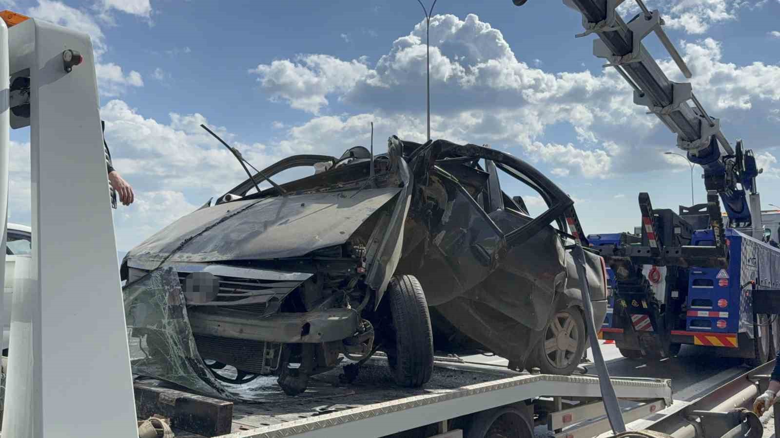 TEM’de otomobil yön levhasına saplandı: 1 kişi yaralandı
