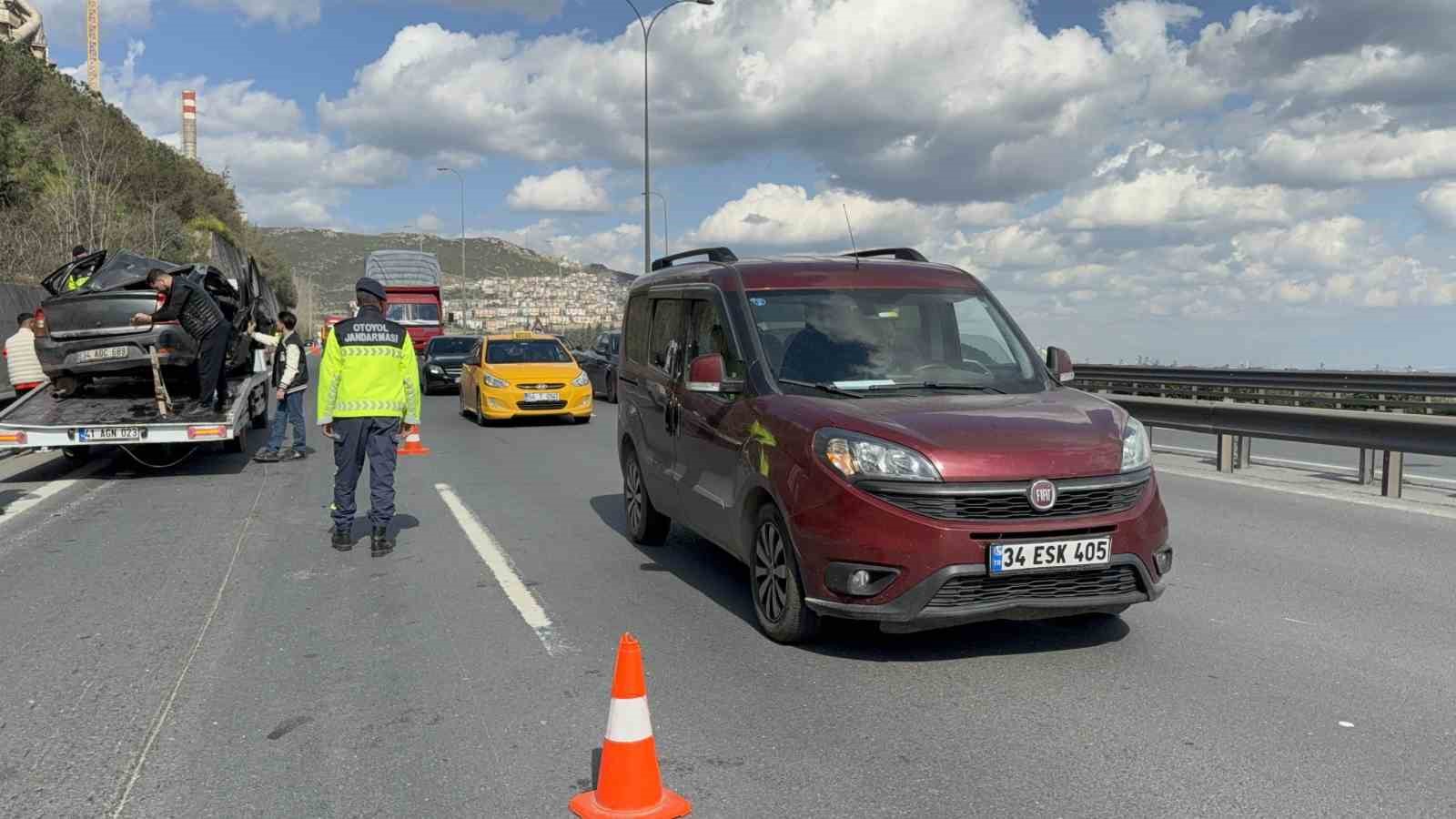 TEM’de otomobil yön levhasına saplandı: 1 kişi yaralandı
