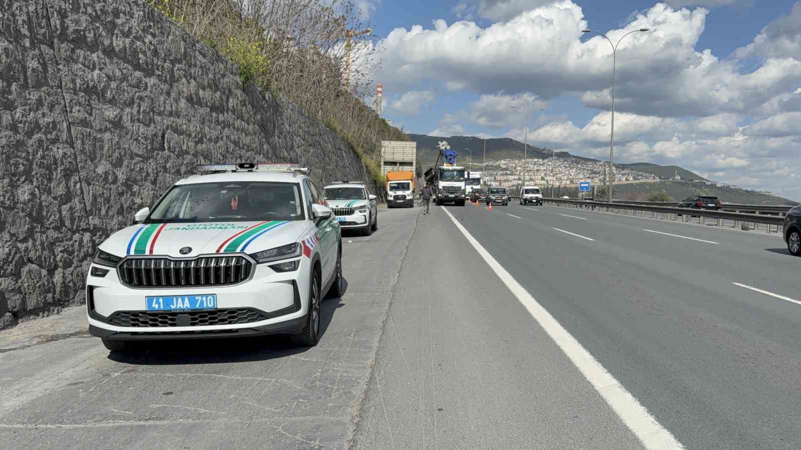 TEM’de otomobil yön levhasına saplandı: 1 kişi yaralandı
