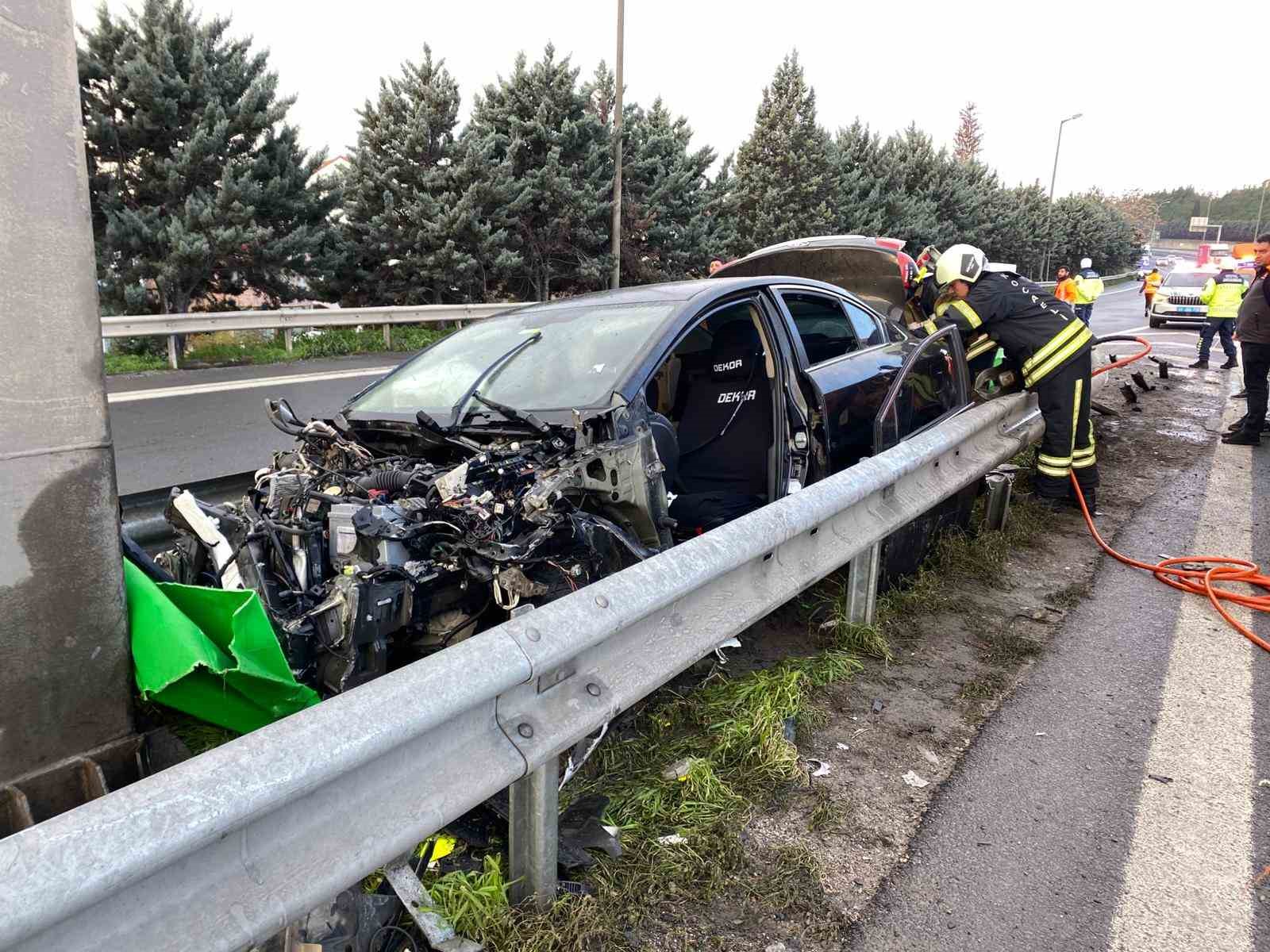TEM’de otomobilin çarptığı bariyer yerinden söküldü: 1 yaralı
