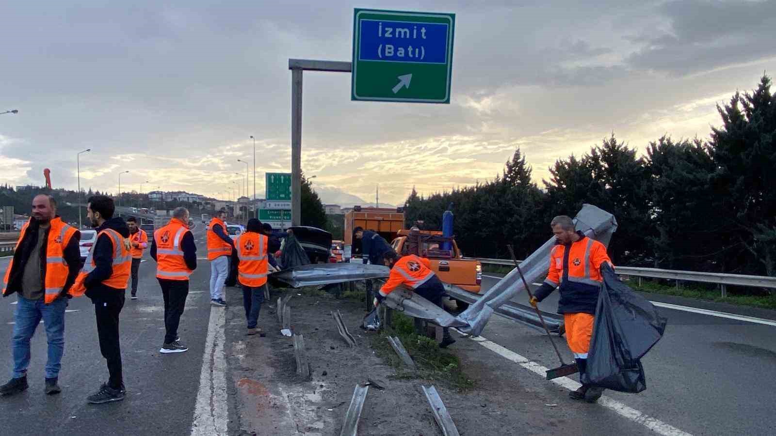 TEM’de otomobilin çarptığı bariyer yerinden söküldü: 1 yaralı
