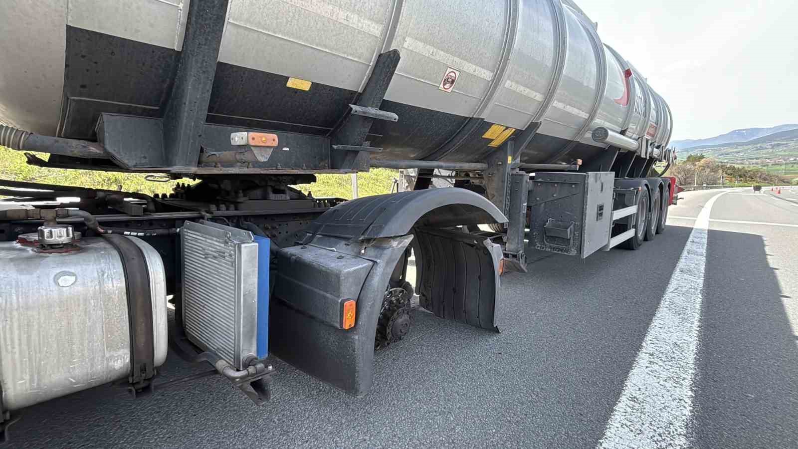 TEM’de tırdan kopan lastik kamyonun altına girdi
