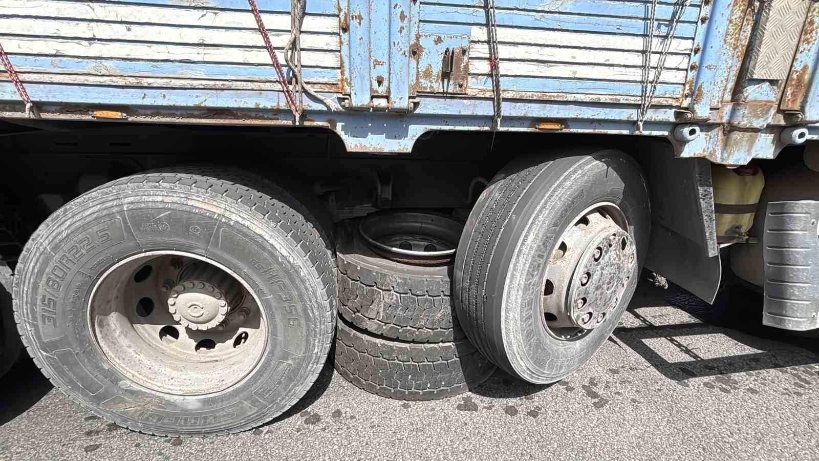 TEM’de tırdan kopan lastik kamyonun altına girdi
