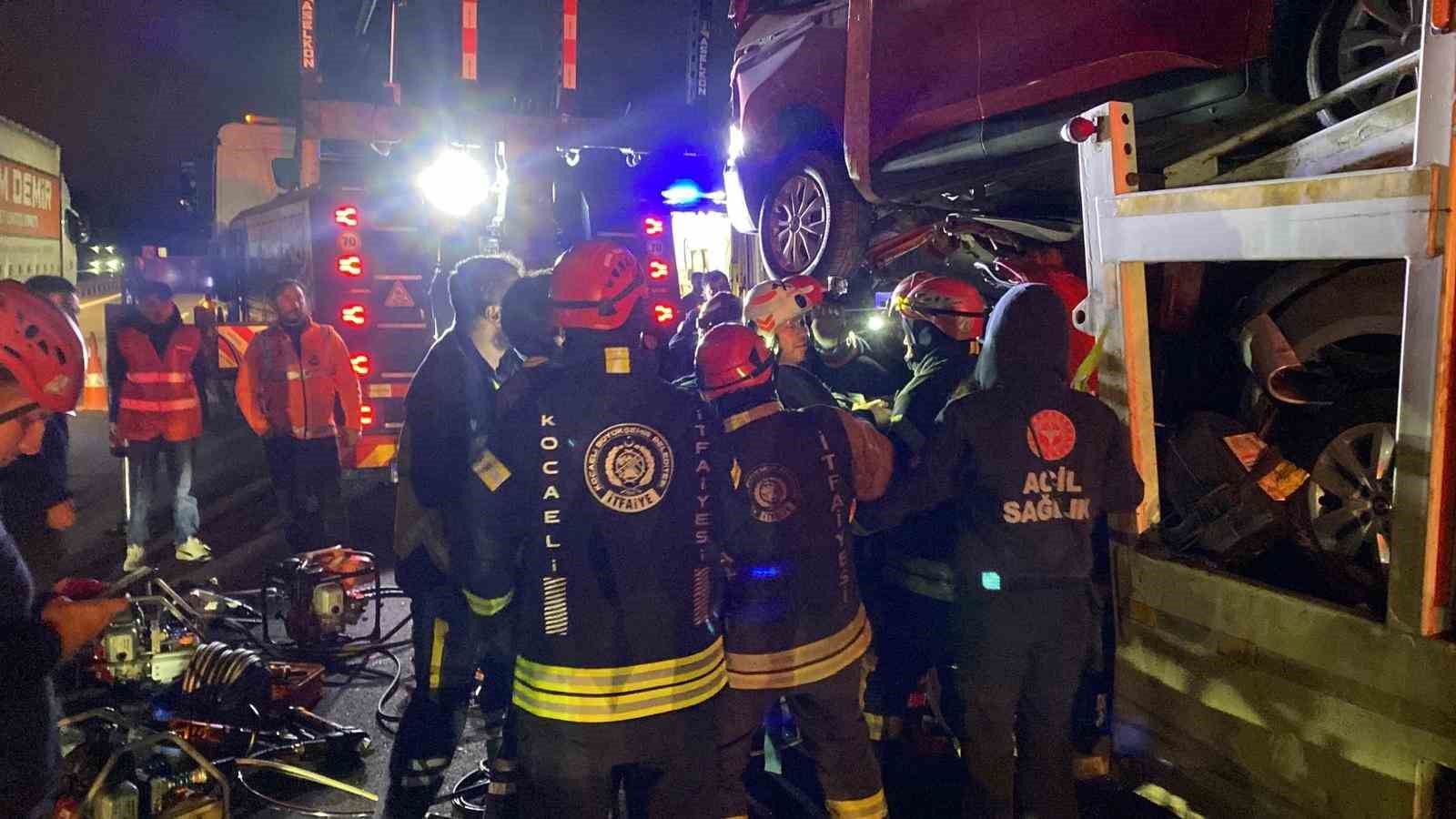 TEM’de vinç destekli kurtarma: Taşıdığı araçla çarptığı tır arasında sıkıştı
