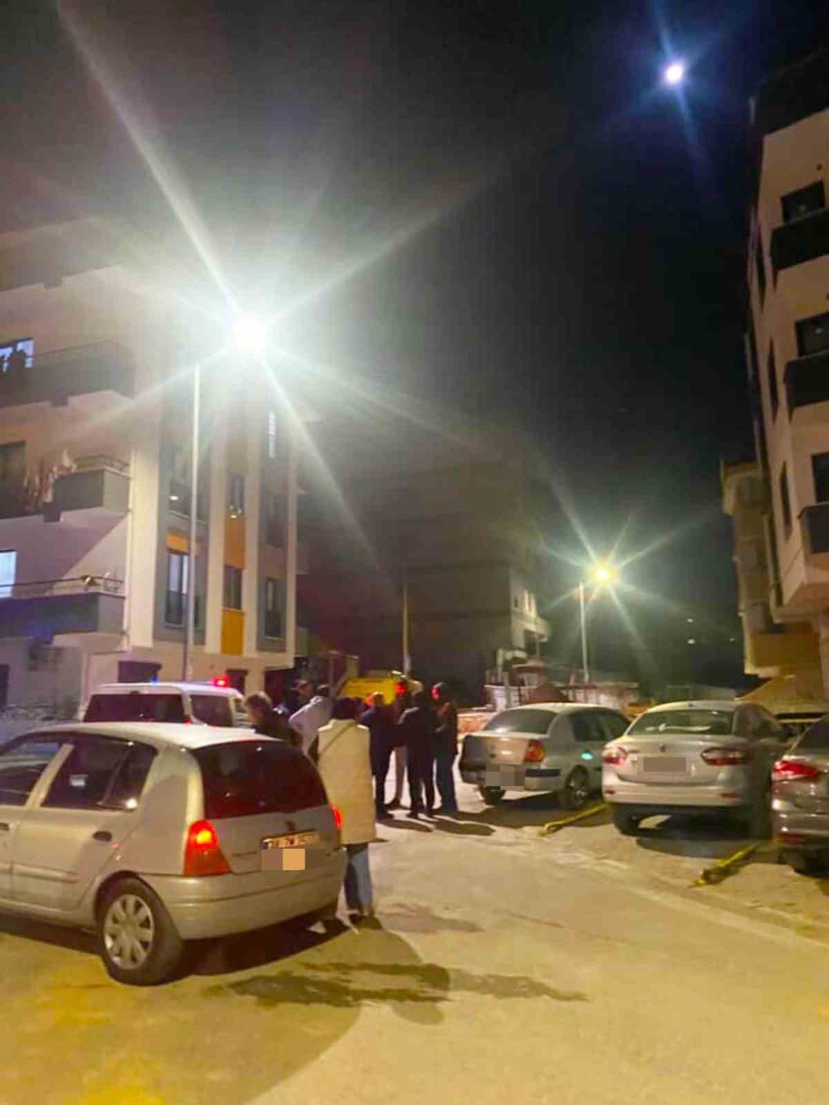 Temel kazısında toprak kaydı, çatırdama sesleri gelen 5 katlı bina boşaltıldı
