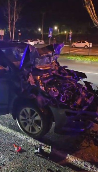 Temizlik aracına çarpan otomobil hurdaya döndü
