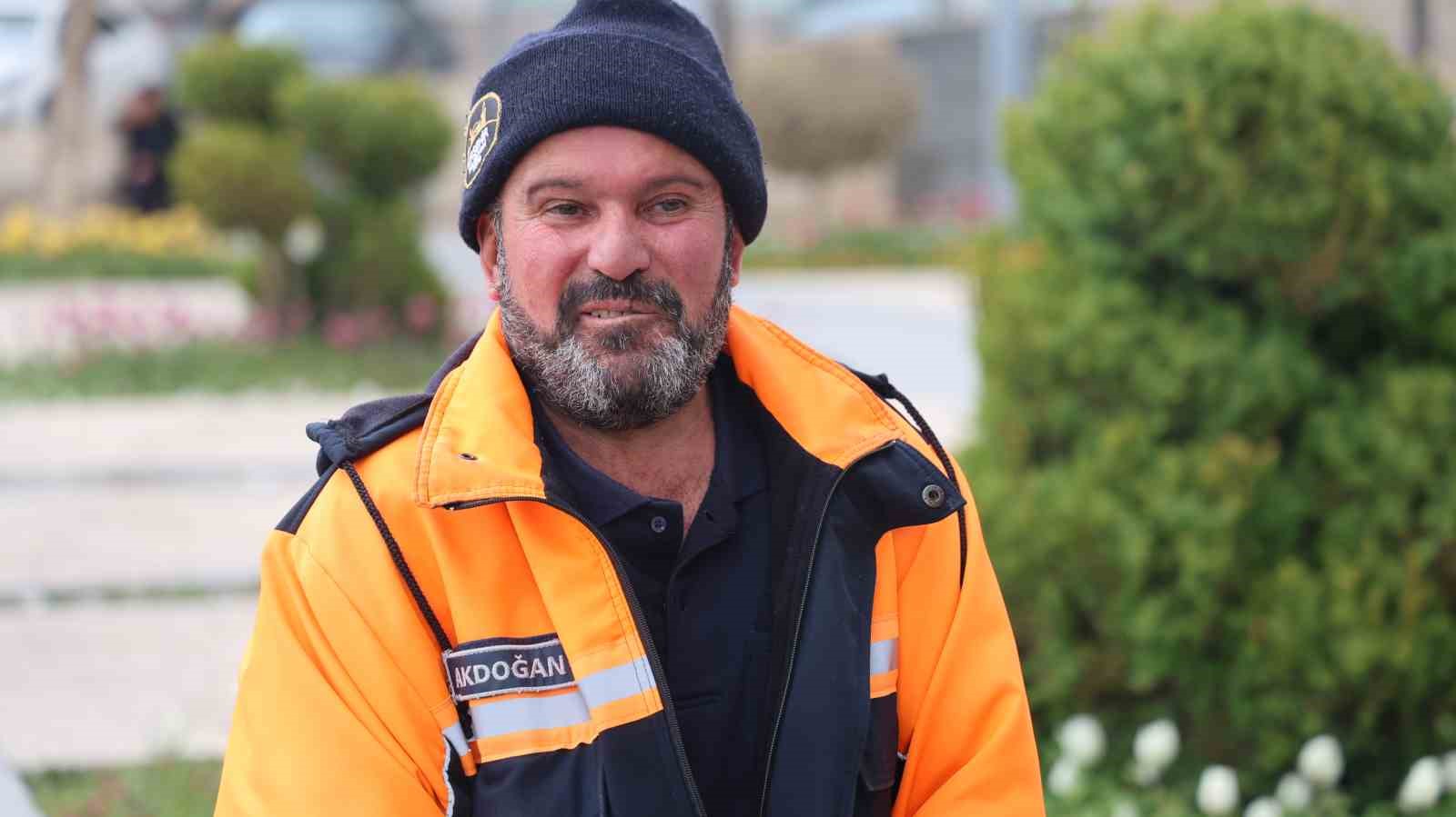 Temizlik işçisinden örnek davranış: 150 bin TL’lik altını sahibine ulaştırdı
