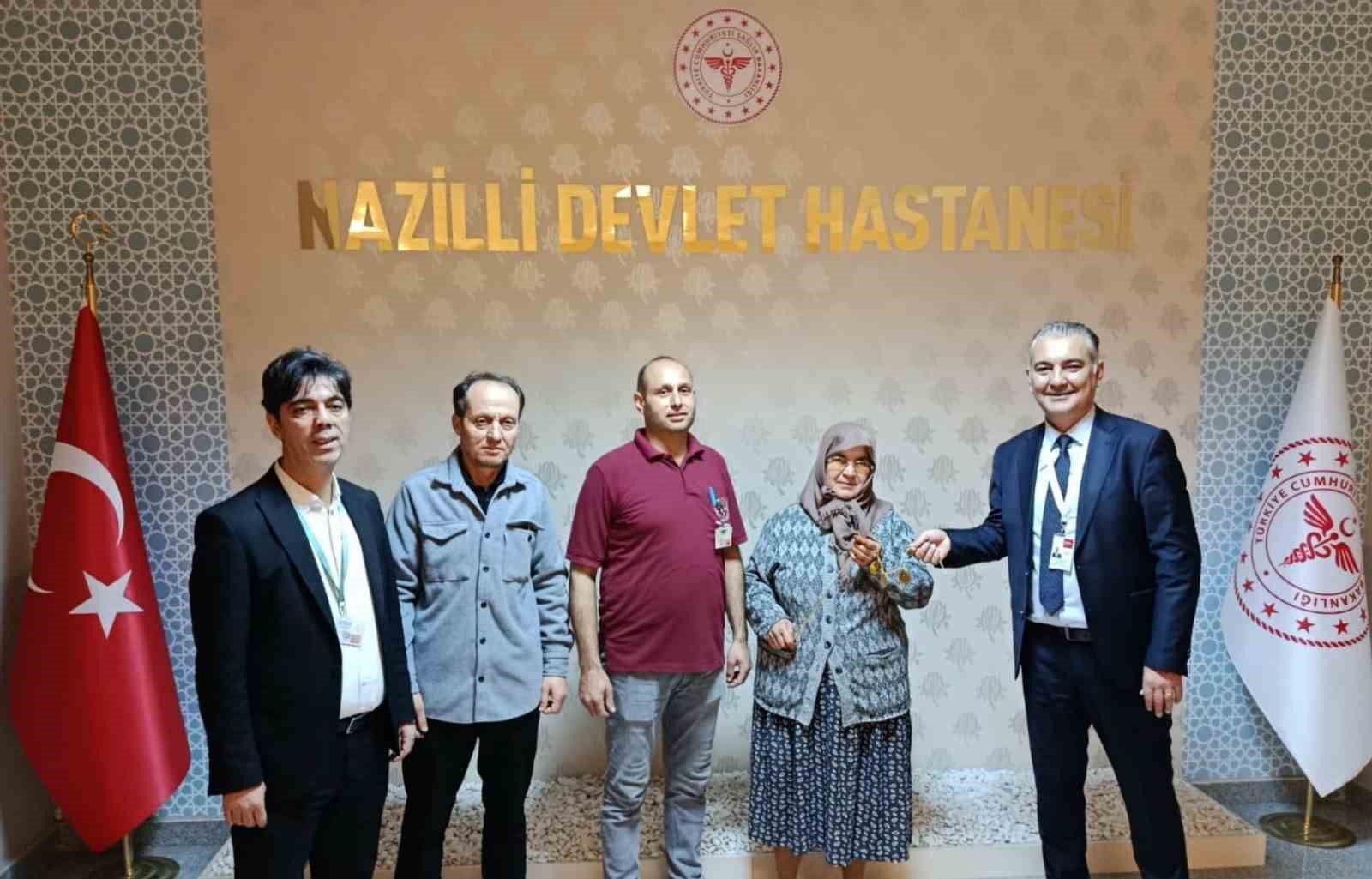 Temizlik personelinin bulduğu ziynet eşyası sahibine teslim edildi
Temizlik personelinin bulduğu ziynet eşyası sahibine teslim edildi