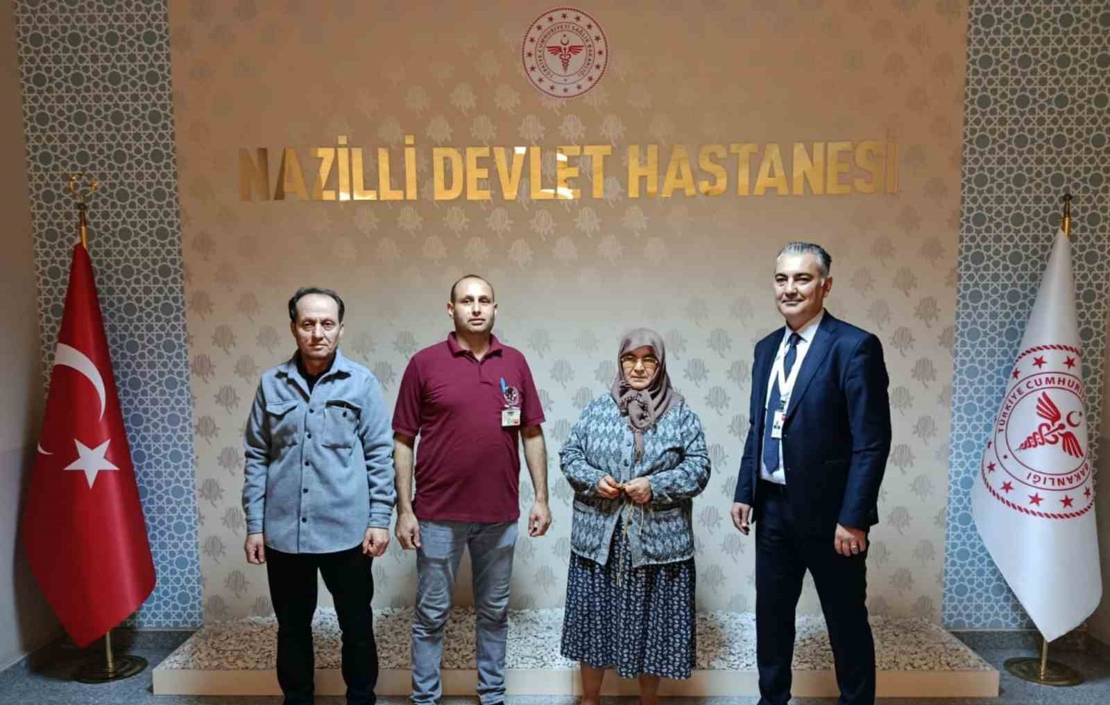 Temizlik personelinin bulduğu ziynet eşyası sahibine teslim edildi
Temizlik personelinin bulduğu ziynet eşyası sahibine teslim edildi