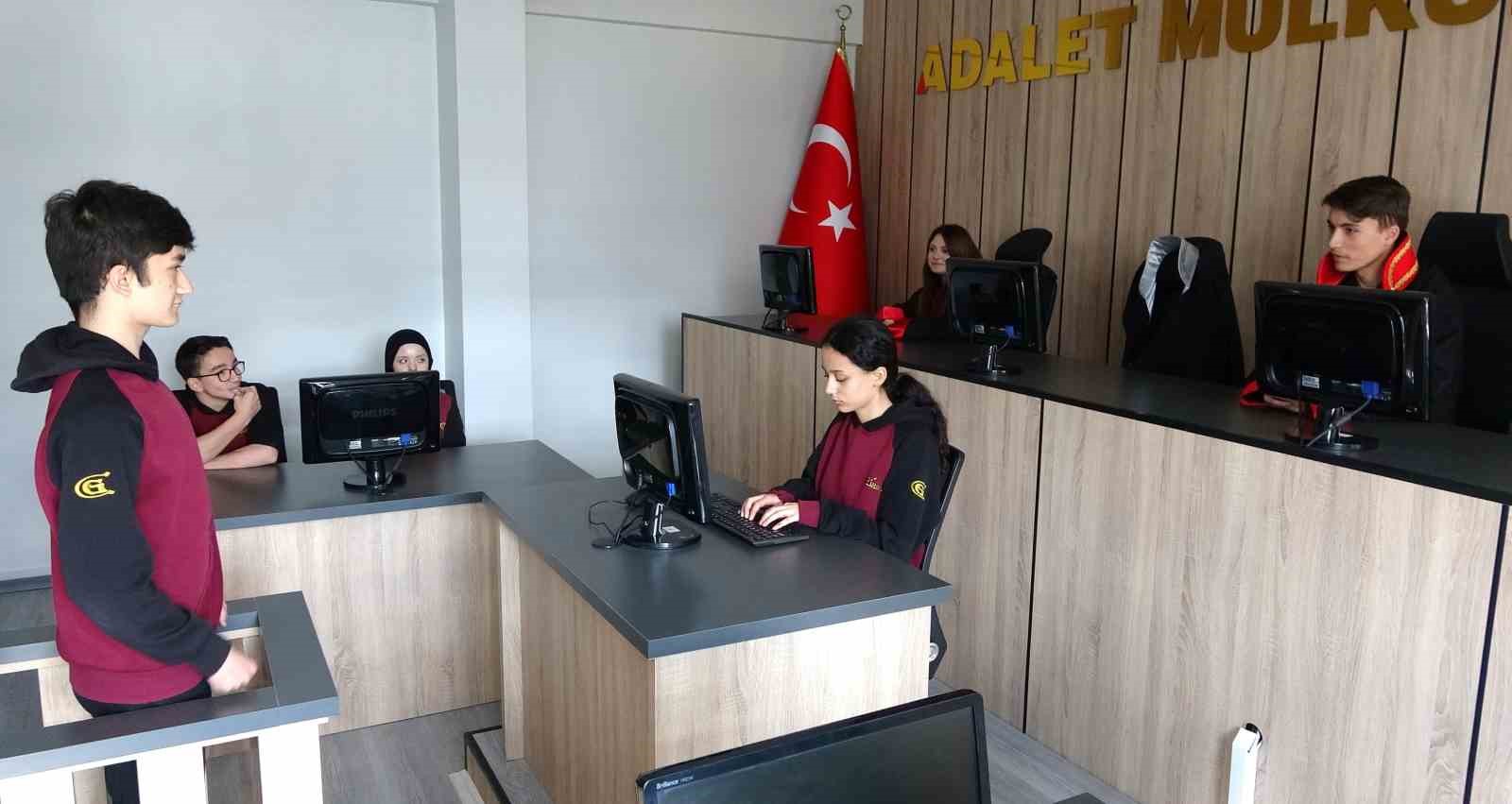 Temsili duruşma salonunda meslek öğreniyorlar
