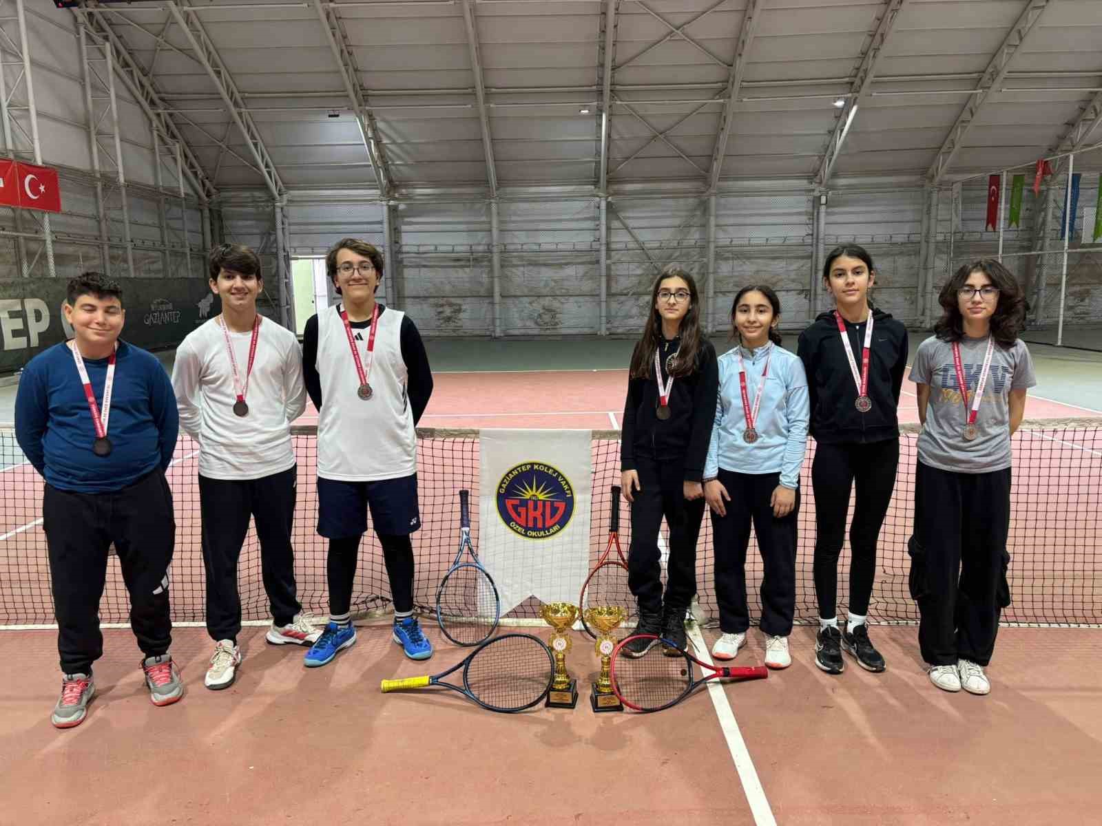 Tenise Gaziantep Kolej Vakfı Özel Okulları damgası
