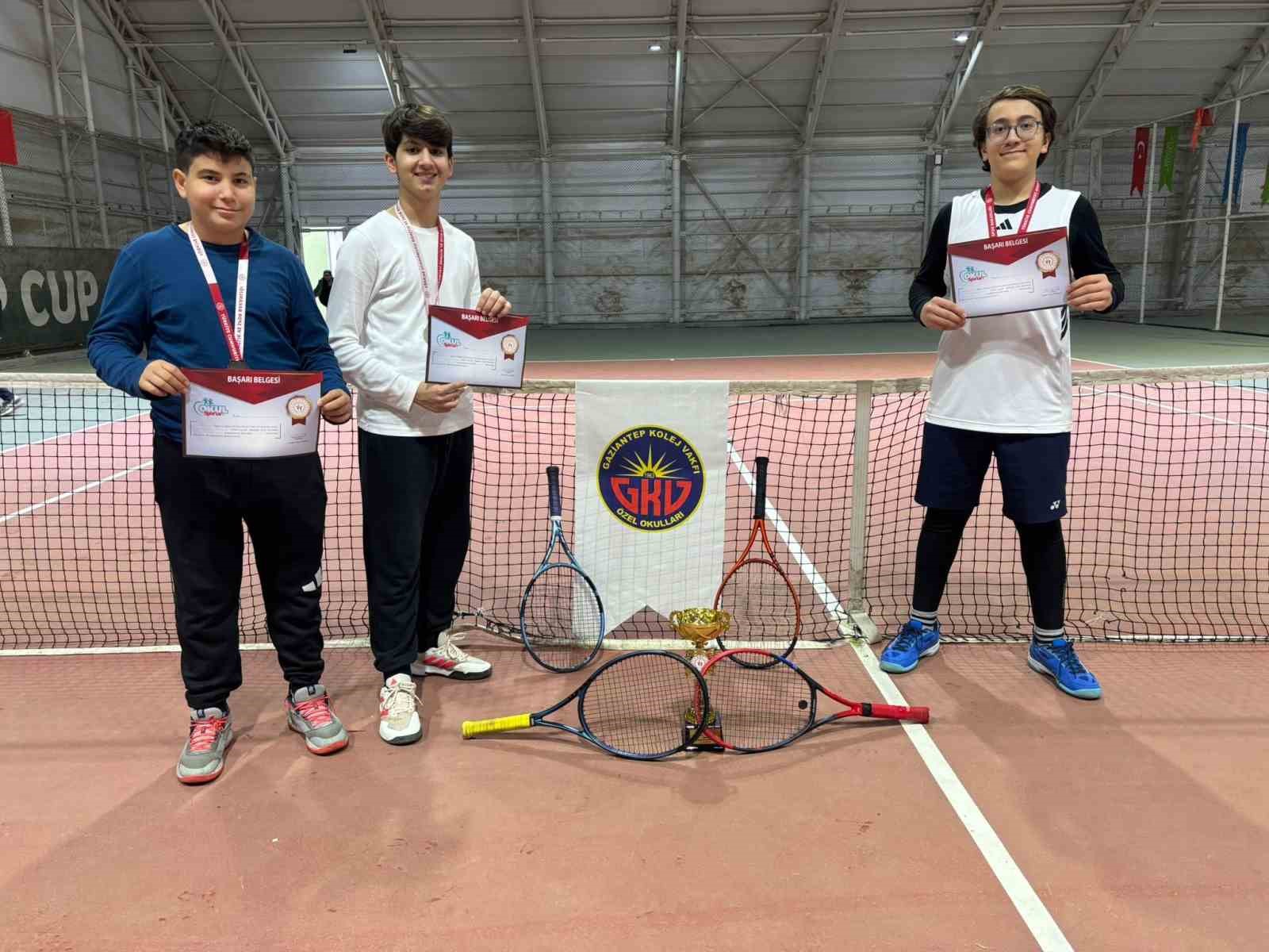 Tenise Gaziantep Kolej Vakfı Özel Okulları damgası
