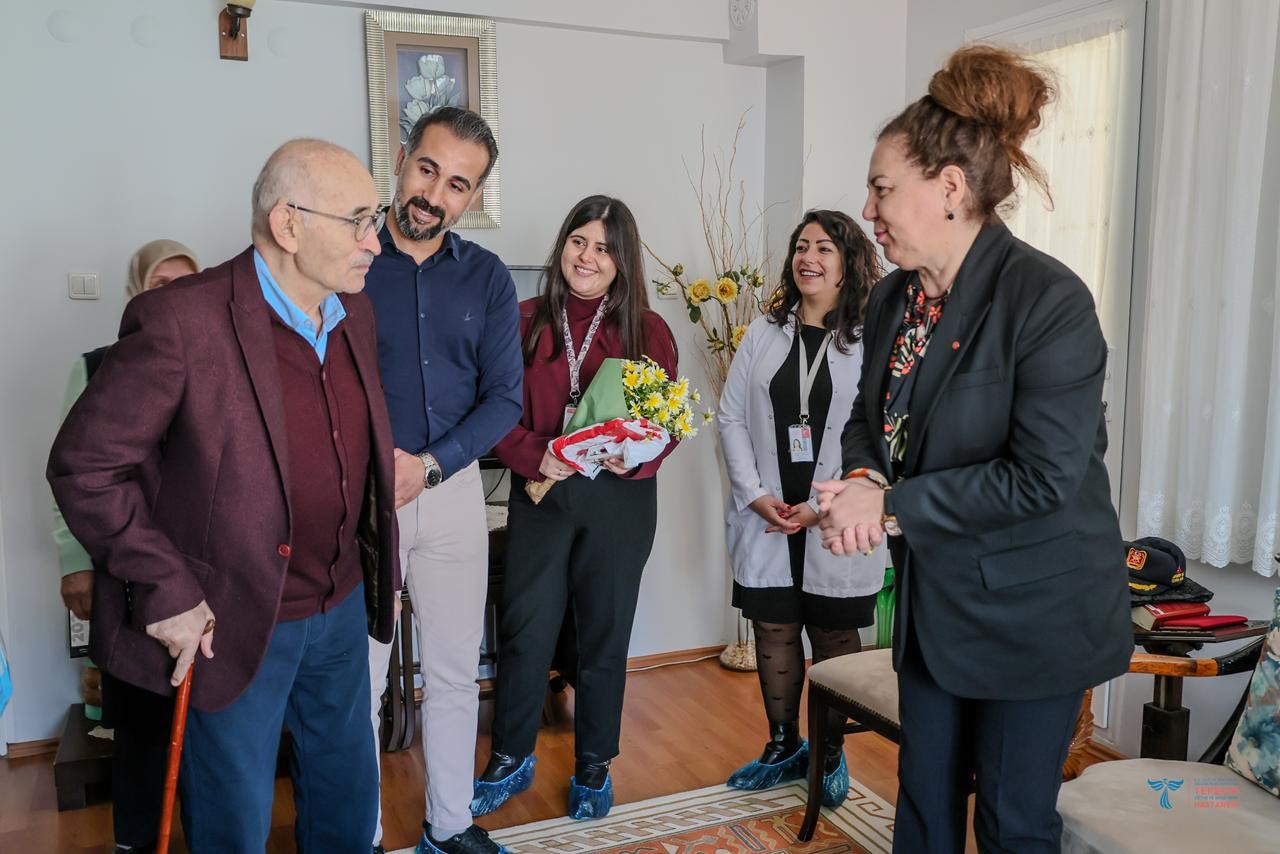 Tepecik Eğitim ve Araştırma Hastanesi’nden Kıbrıs gazisine vefa ziyareti
Tepecik Eğitim ve Araştırma Hastanesi’nden Kıbrıs gazisine vefa ziyareti