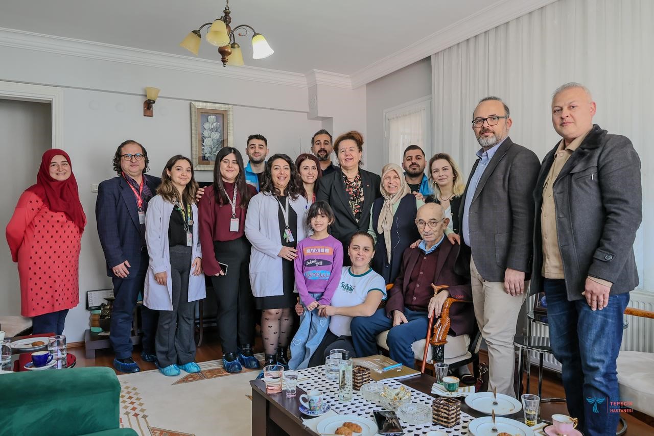 Tepecik Eğitim ve Araştırma Hastanesi’nden Kıbrıs gazisine vefa ziyareti
Tepecik Eğitim ve Araştırma Hastanesi’nden Kıbrıs gazisine vefa ziyareti