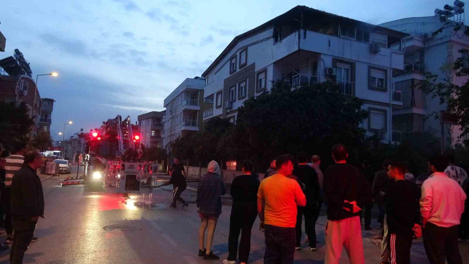 Teras katında çıkan yangın korkuttu
