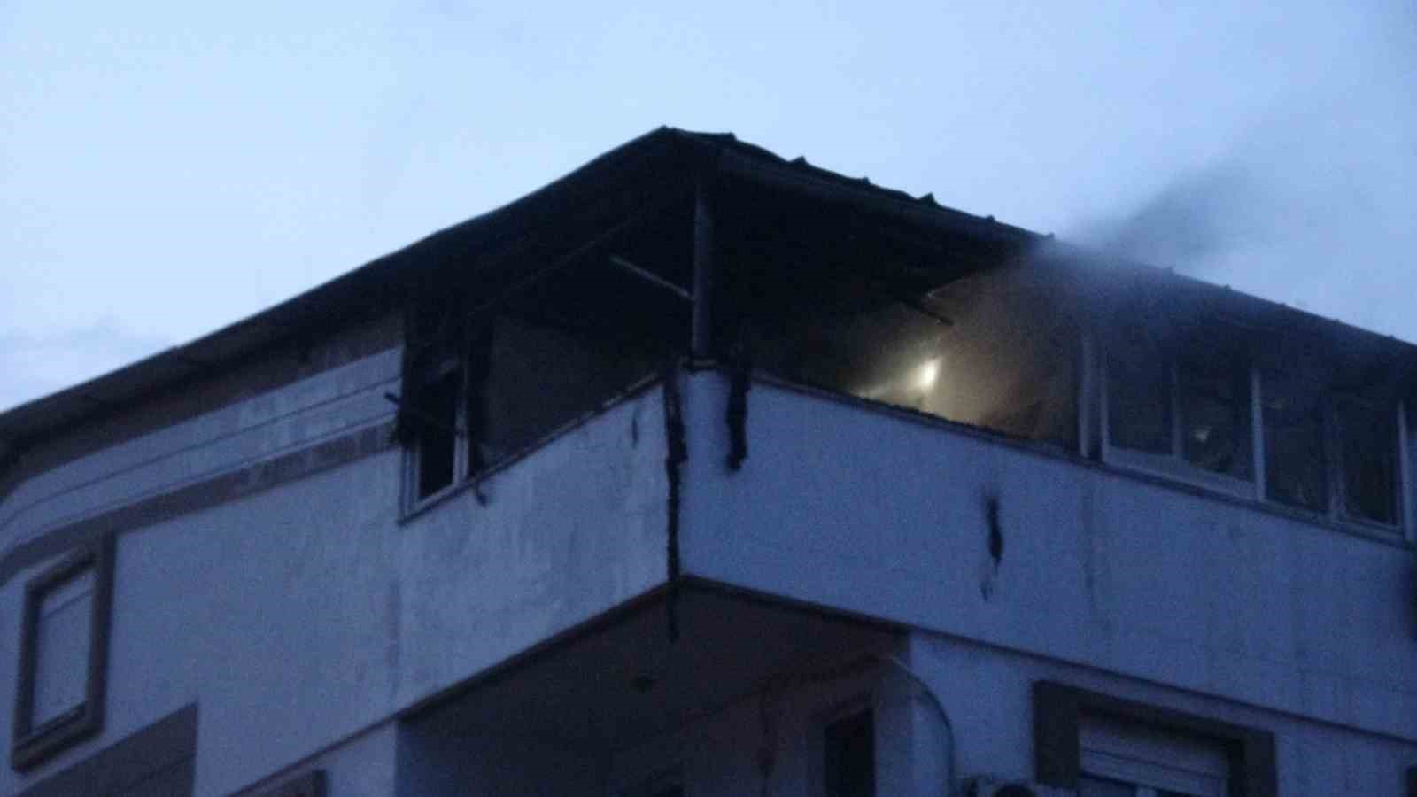 Teras katında çıkan yangın korkuttu
