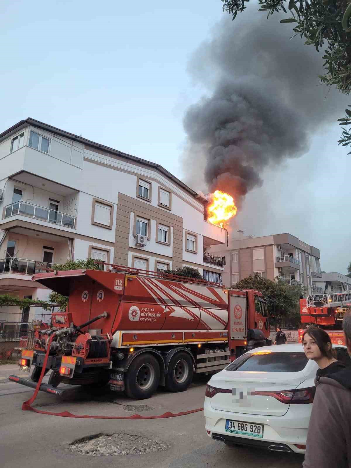 Teras katında çıkan yangın korkuttu
