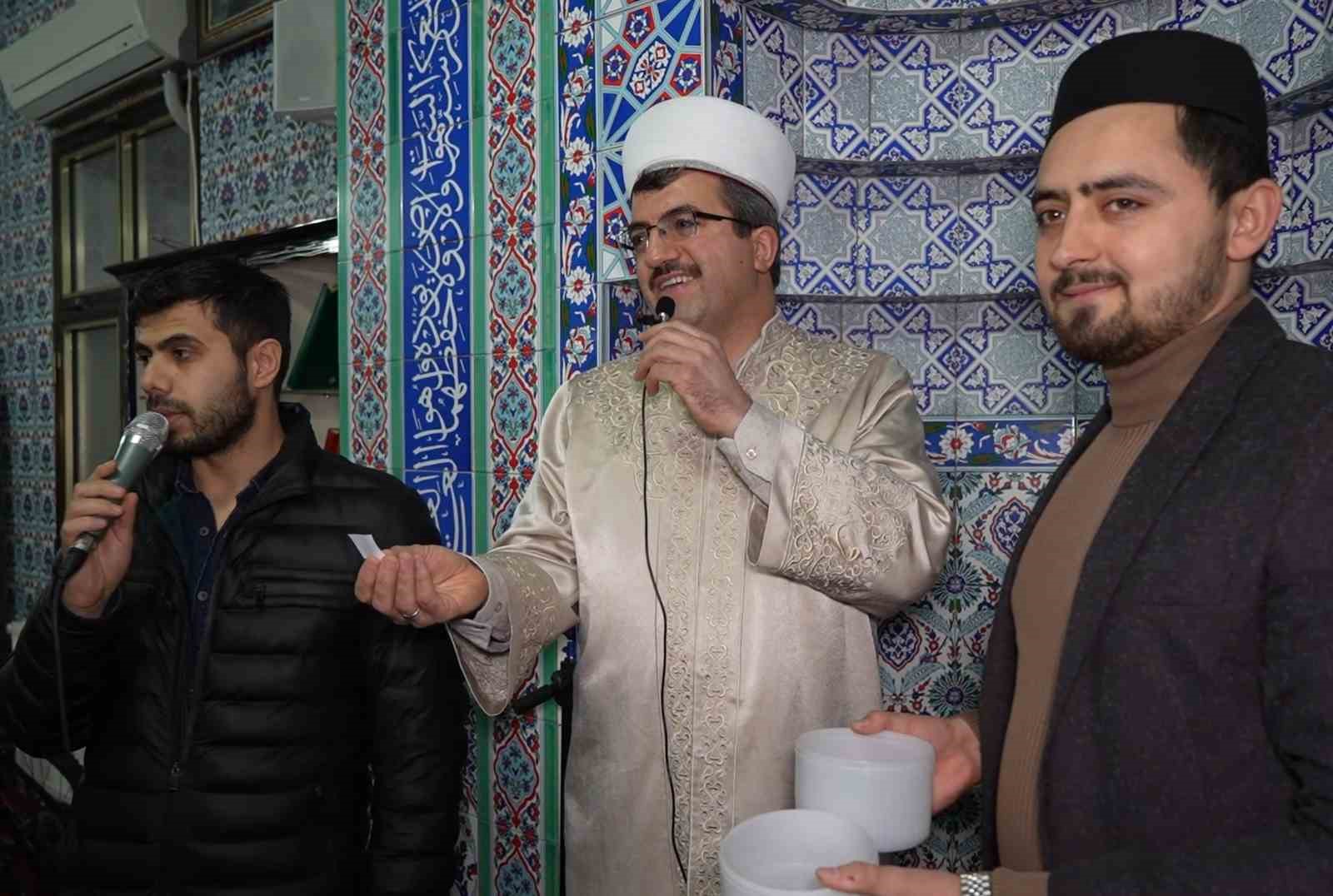 Teravih namazına camiye gelen çocuklar ilahi söyledi
