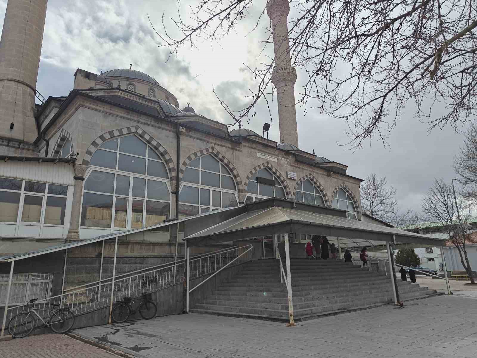 Teravih namazında camiye torpil attı
