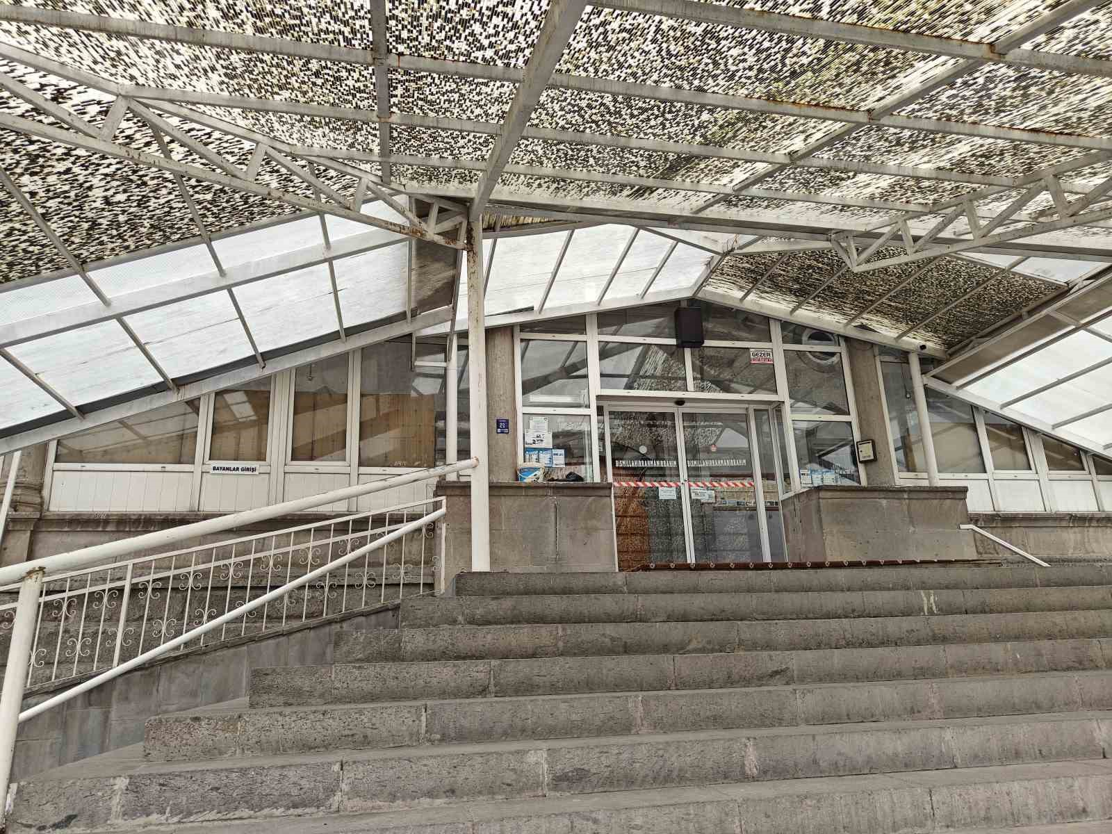 Teravih namazında camiye torpil attı
