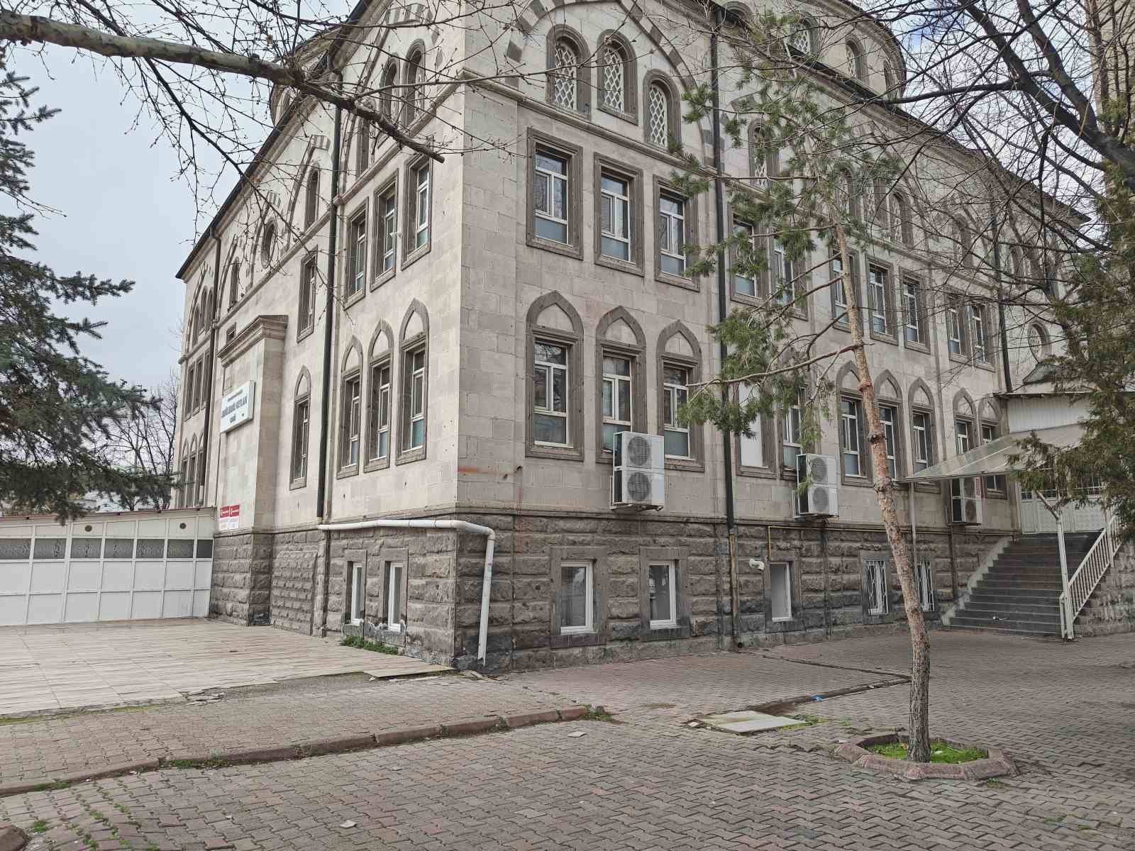 Teravih namazında camiye torpil attı
