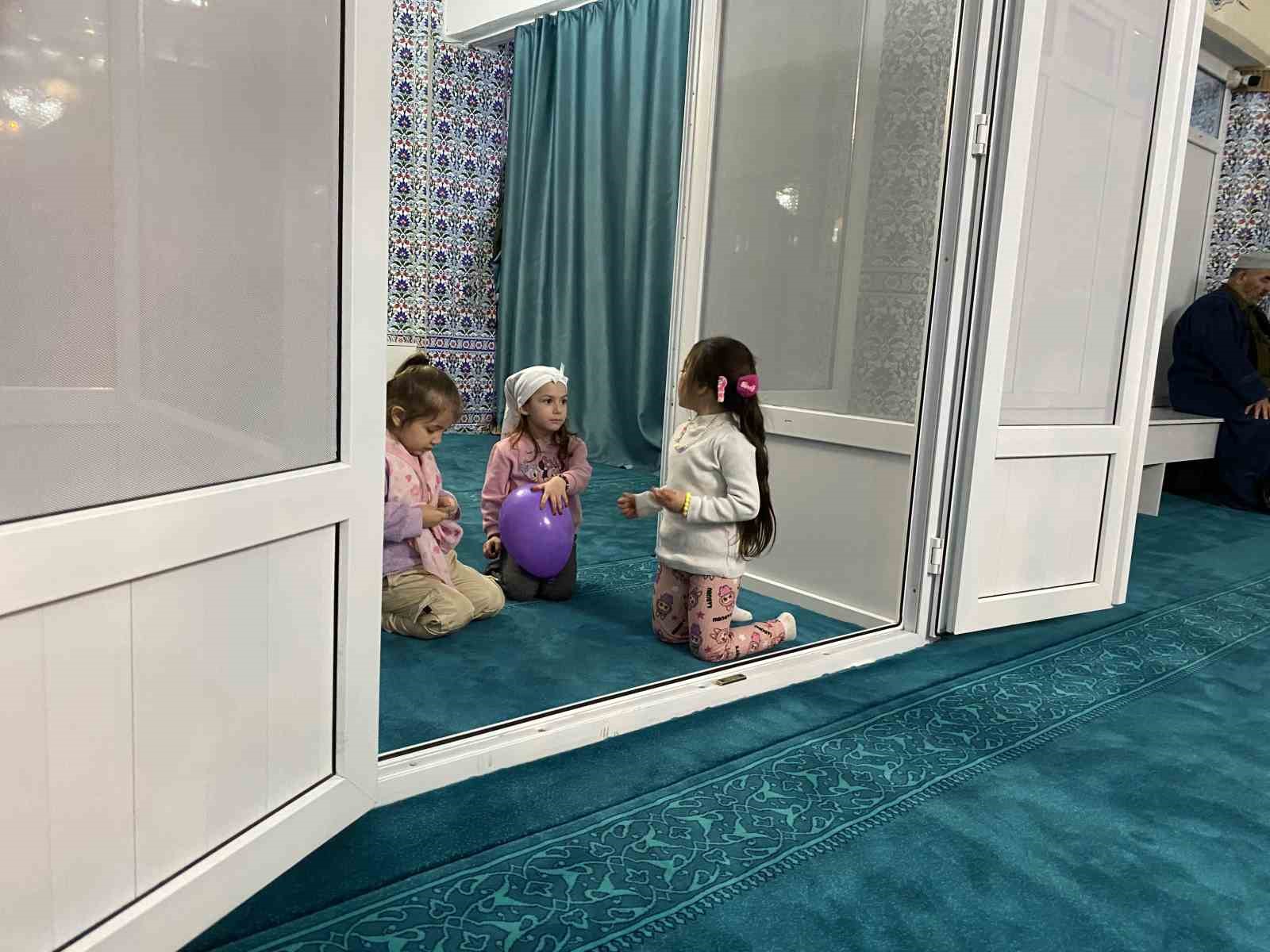 Teravih sonrası ayakkabılardan çıkan hediyeler çocukları sevindirdi
