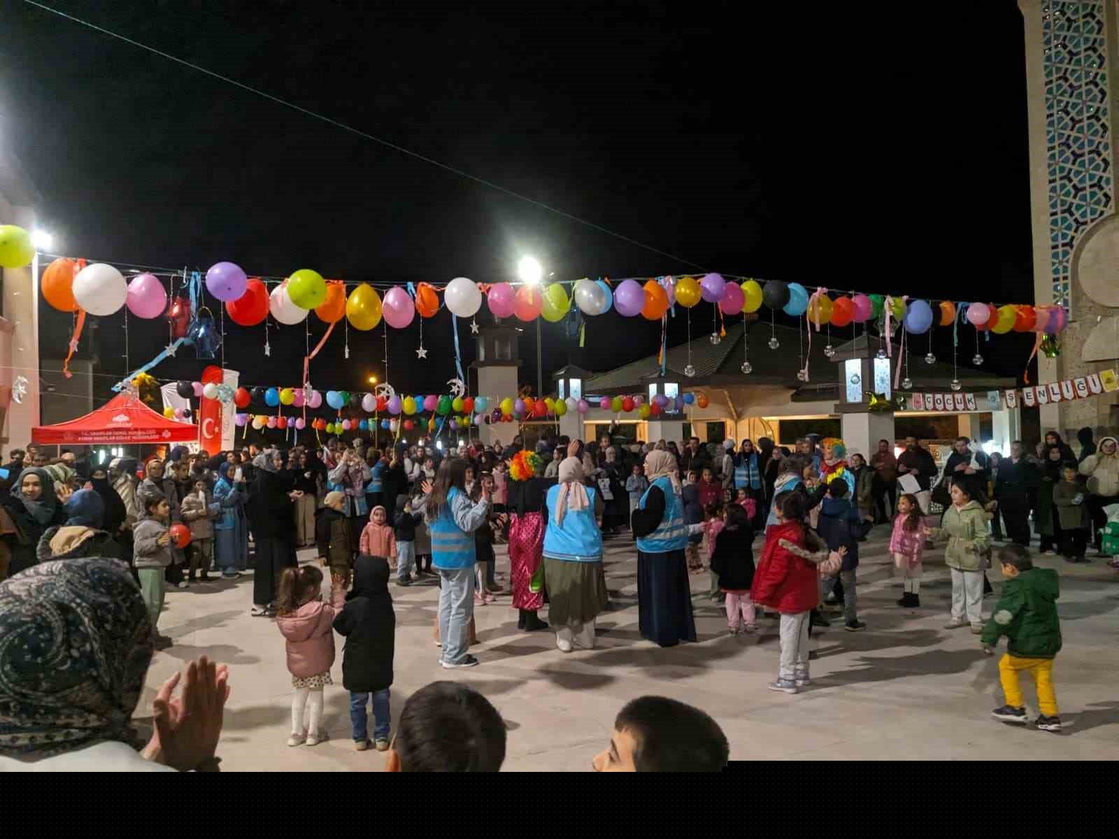 Teravih sonrası cami avlusunda çocuk şenliği düzenlendi
