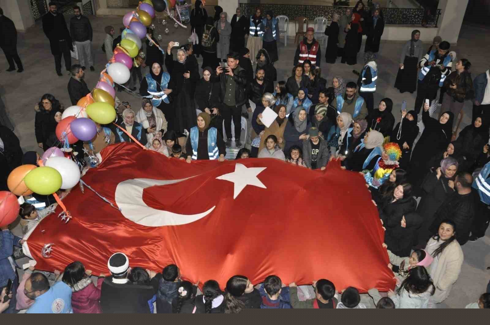 Teravih sonrası cami avlusunda çocuk şenliği düzenlendi
