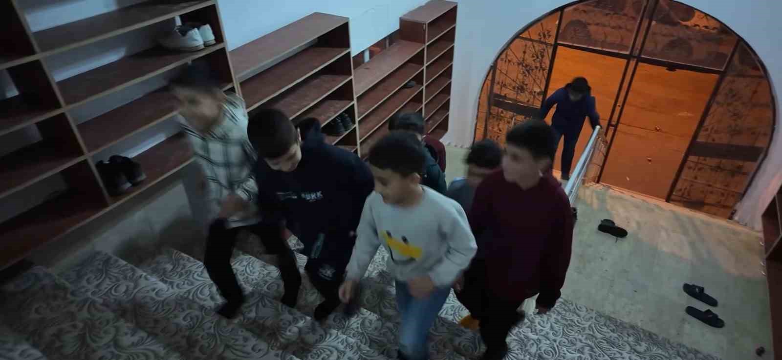 Teravihe gelen çocuklara imamdan ikramlar
Teravihe gelen çocuklara imamdan ikramlar