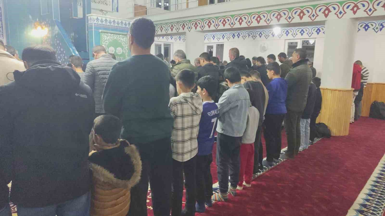 Teravihe gelen çocuklara imamdan ikramlar
Teravihe gelen çocuklara imamdan ikramlar