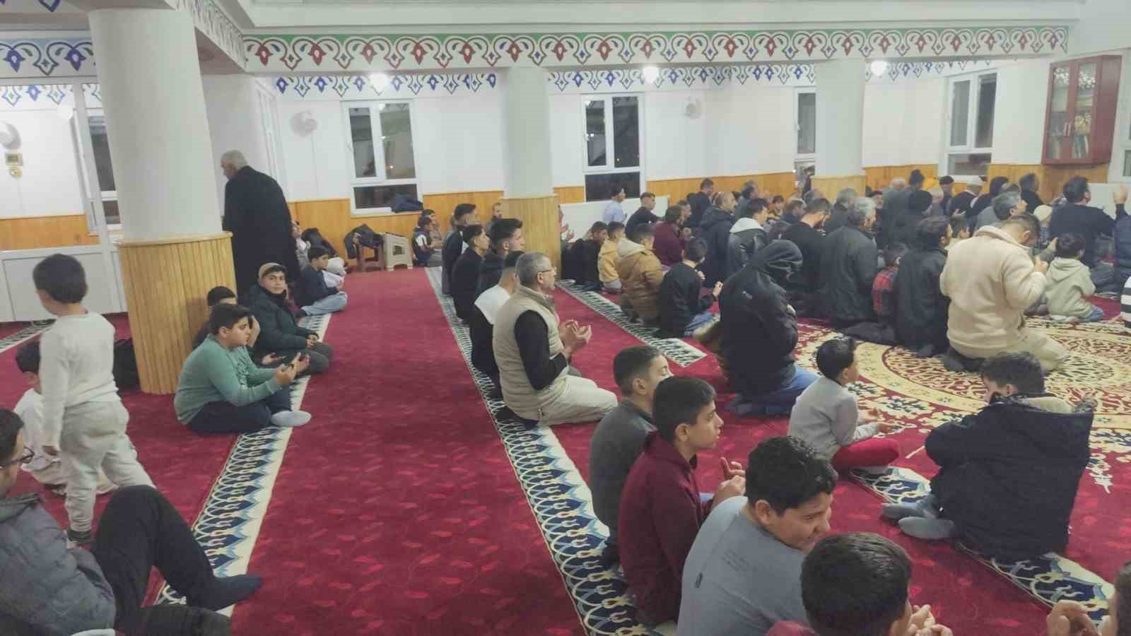 Teravihe gelen çocuklara imamdan ikramlar
Teravihe gelen çocuklara imamdan ikramlar