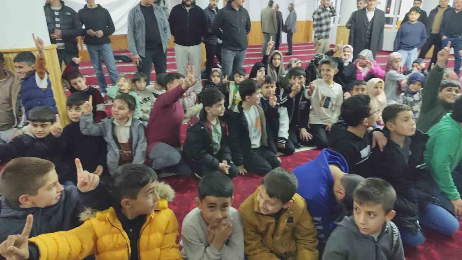 Teravihe gelen çocuklara imamdan ikramlar
Teravihe gelen çocuklara imamdan ikramlar