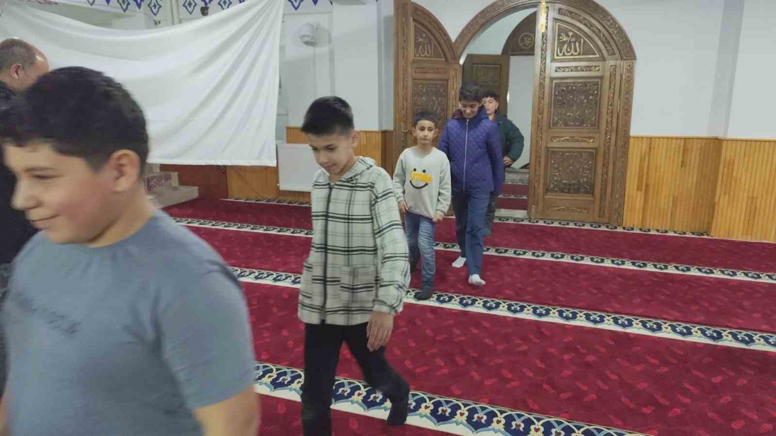 Teravihe gelen çocuklara imamdan ikramlar
Teravihe gelen çocuklara imamdan ikramlar