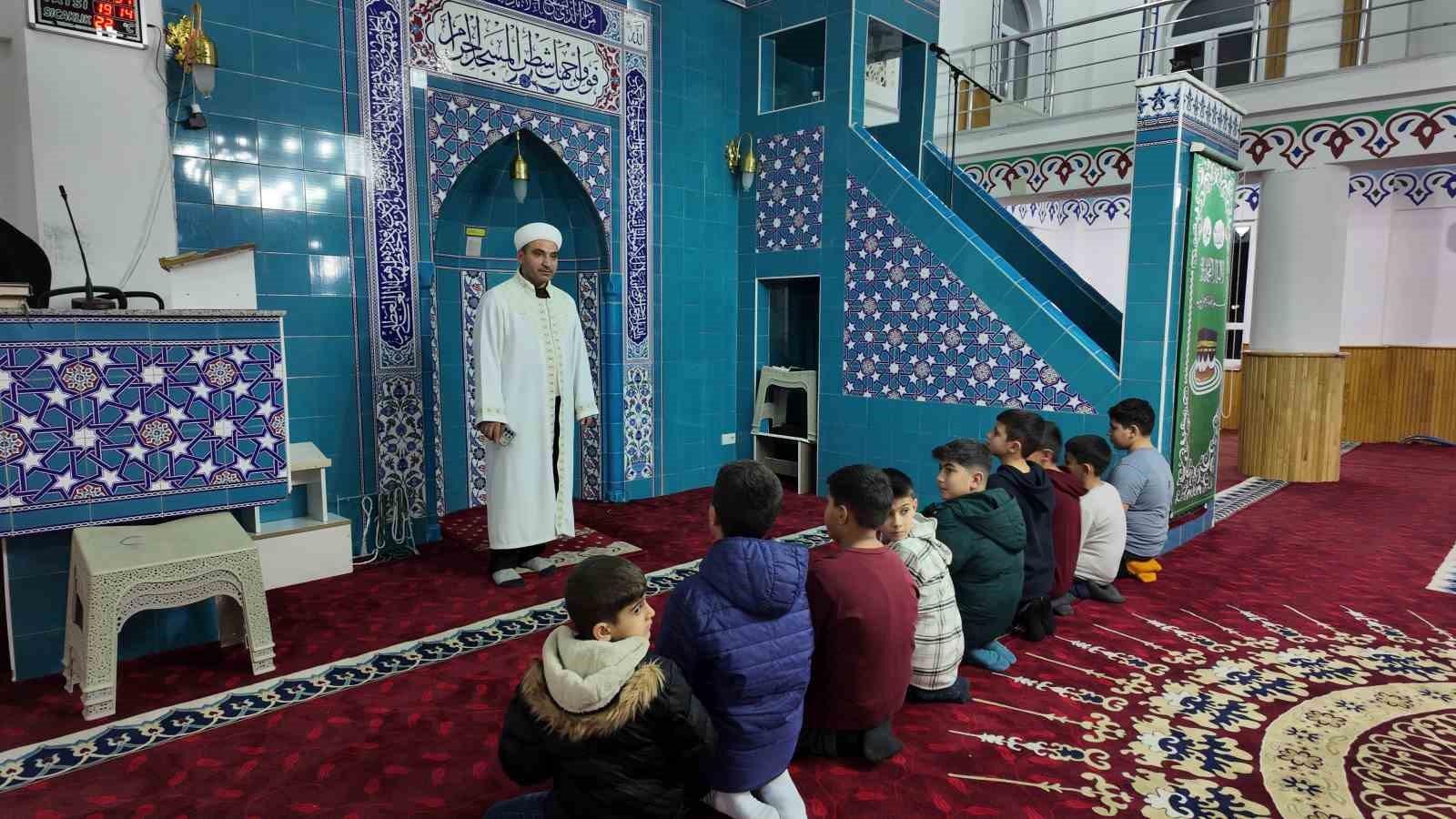 Teravihe gelen çocuklara imamdan ikramlar
Teravihe gelen çocuklara imamdan ikramlar